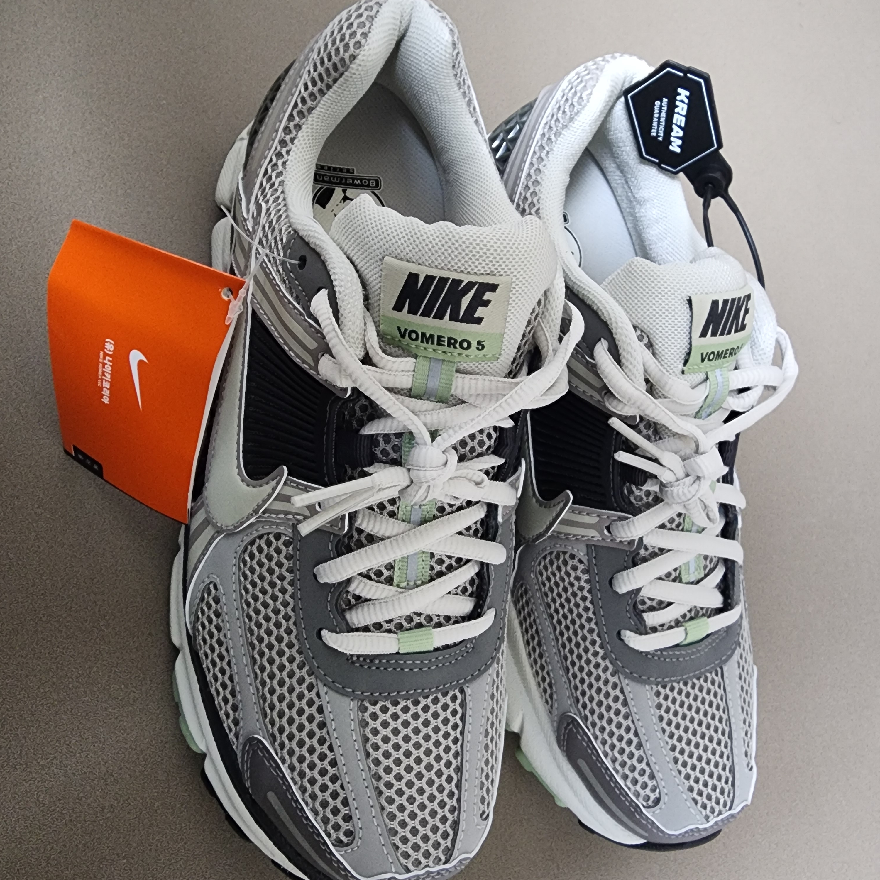 (W) Nike Zoom Vomero 5 Cobblestone and Flat Pewter 착용 스타일