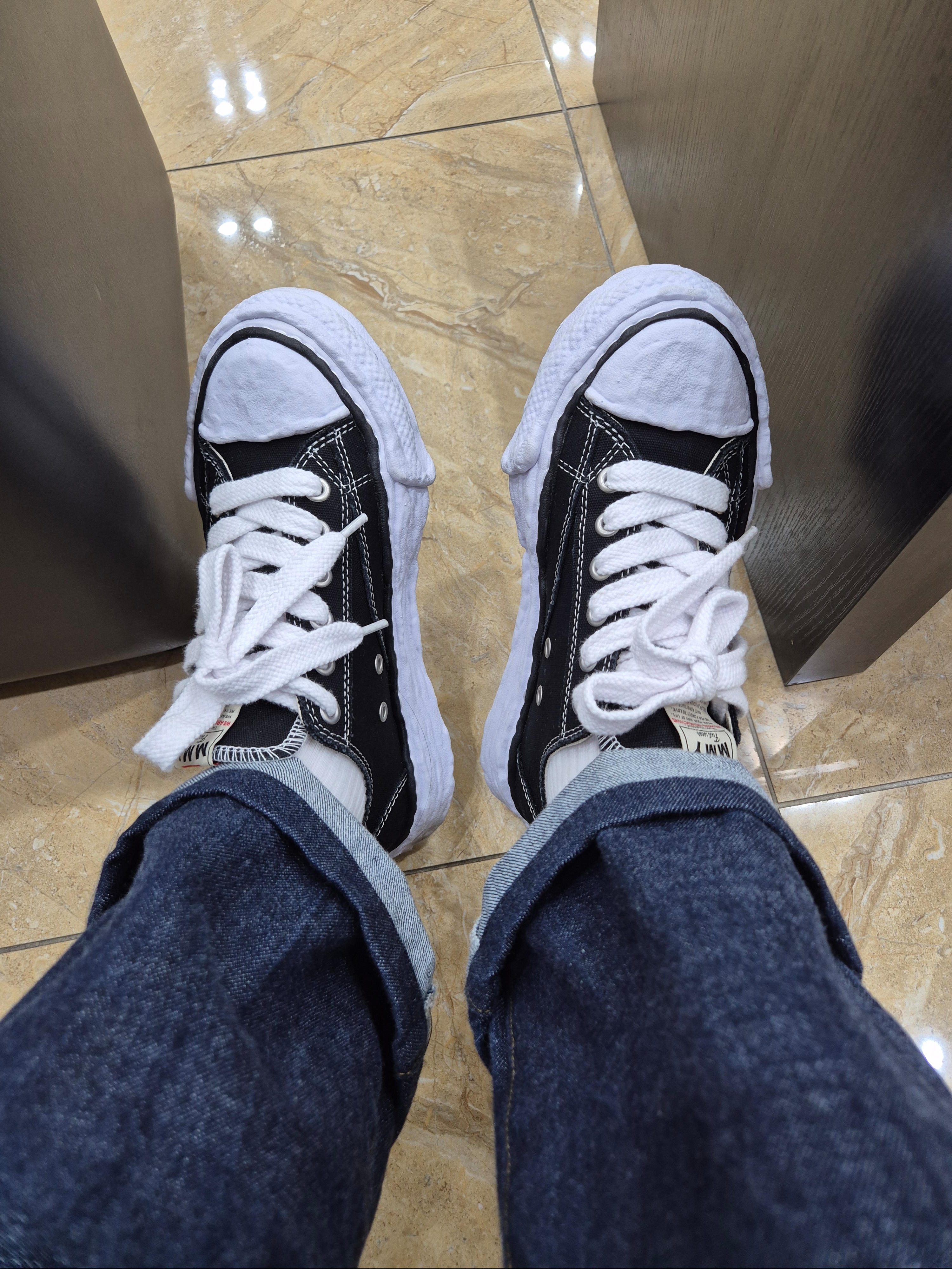 Maison Mihara Yasuhiro Peterson23 OG Sole Canvas Low-top Sneakers Black 착용 스타일