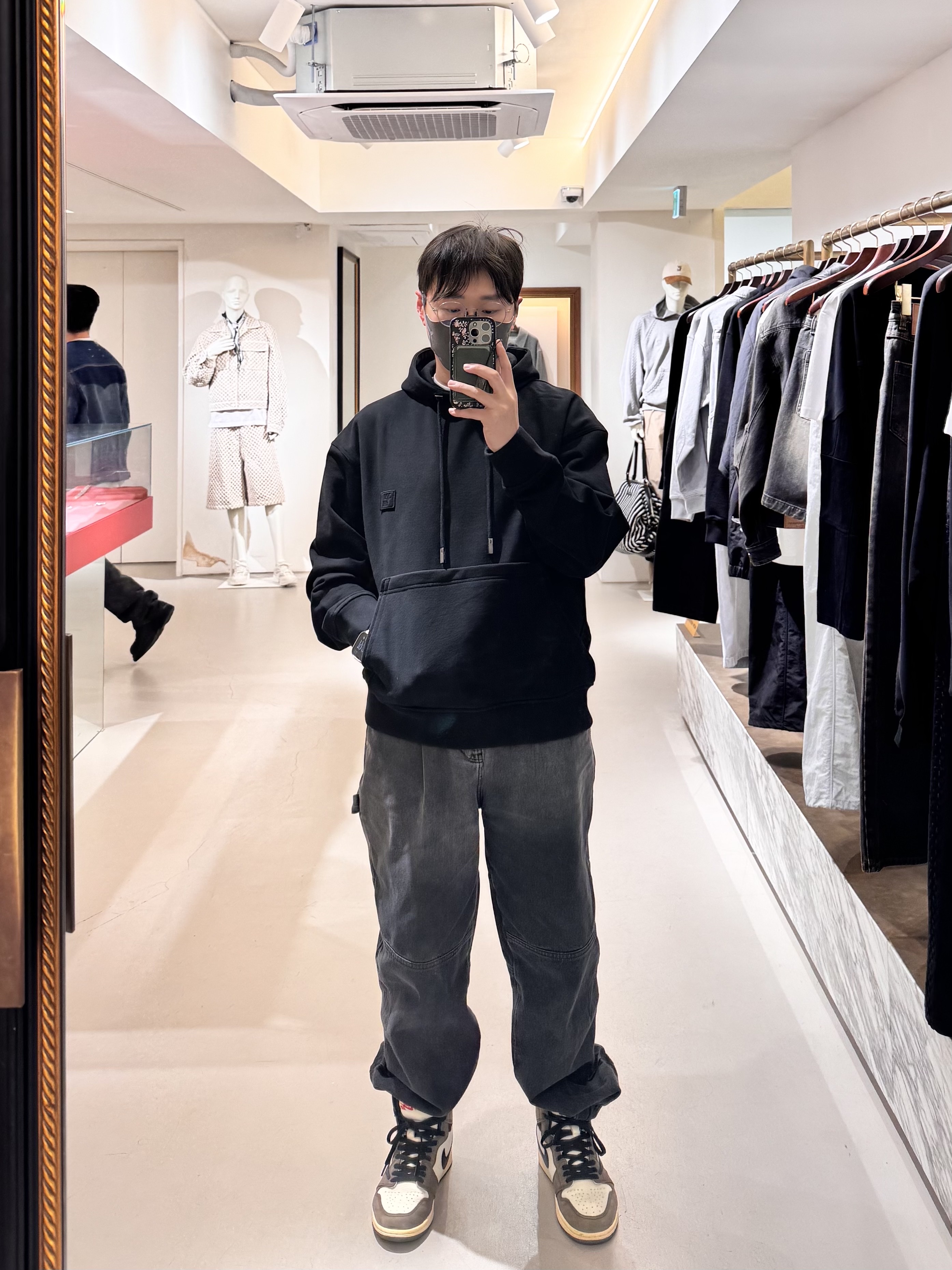 Jordan 1 x Travis Scott Retro High OG SP Mocha, Wooyoungmi Flower Back Logo Hooded T-Shirt Black - 24SS 착용 스타일 - 6