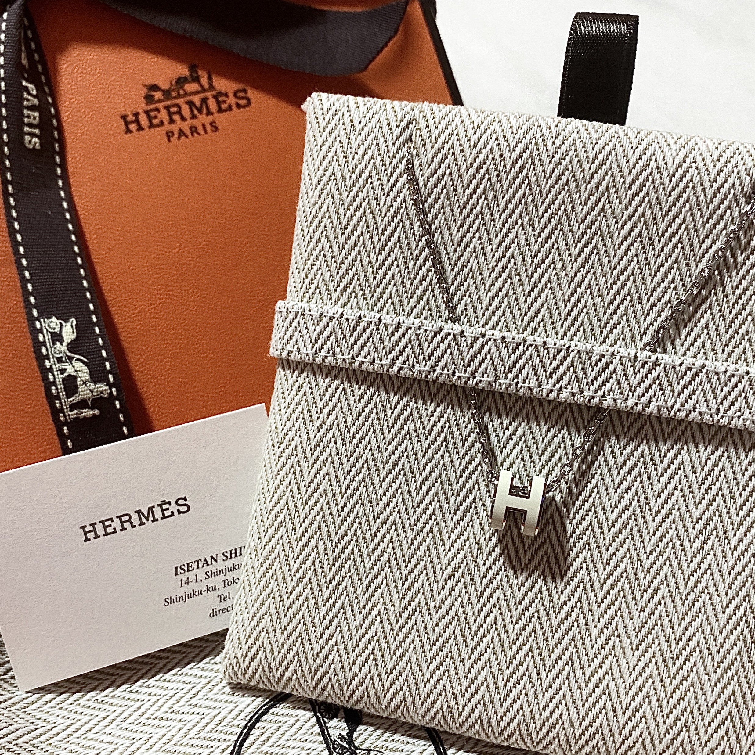 (W) Hermes Mini Pop H Pendant Palladium & Blanc 착용 스타일