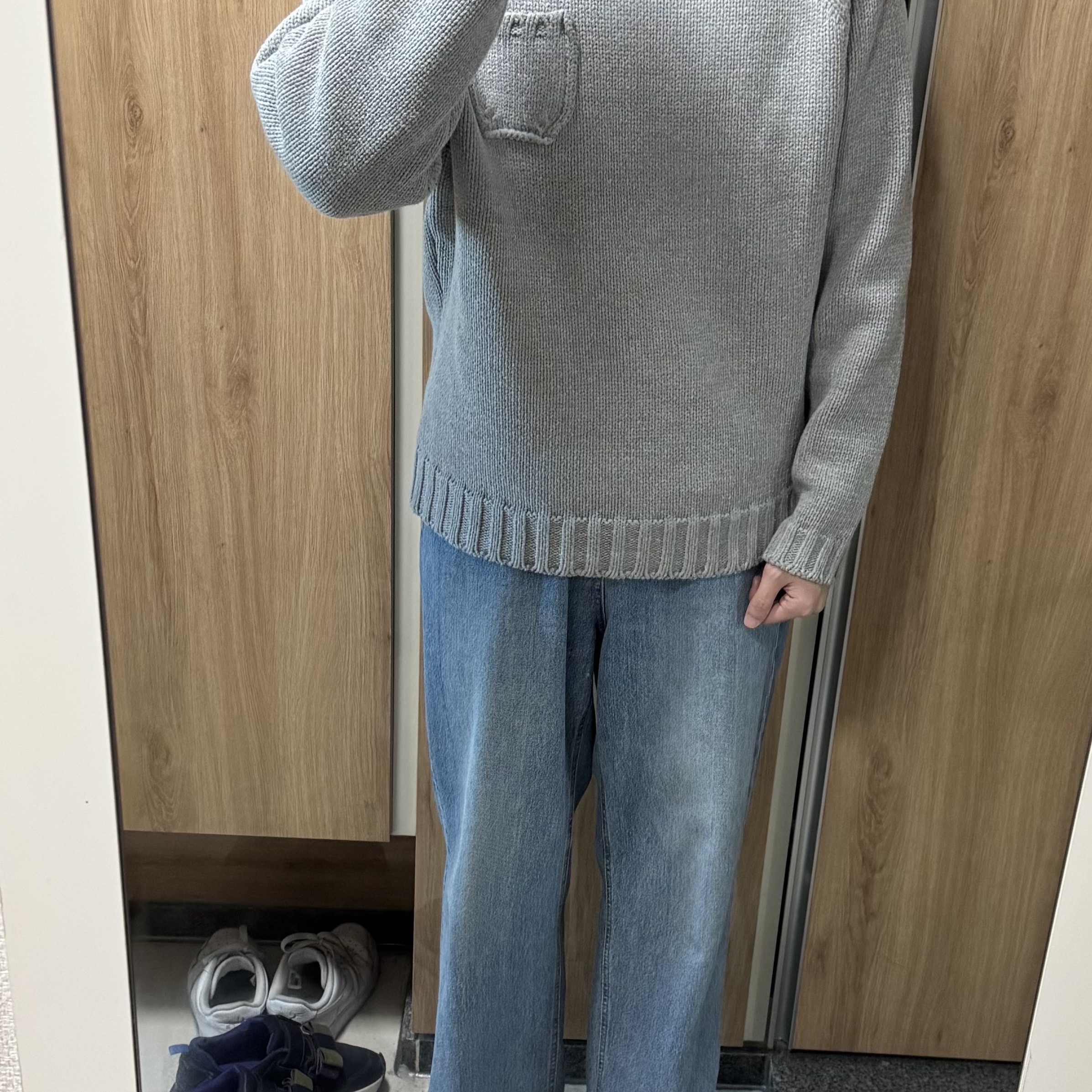 STU Collar Knit Grey 착용 스타일