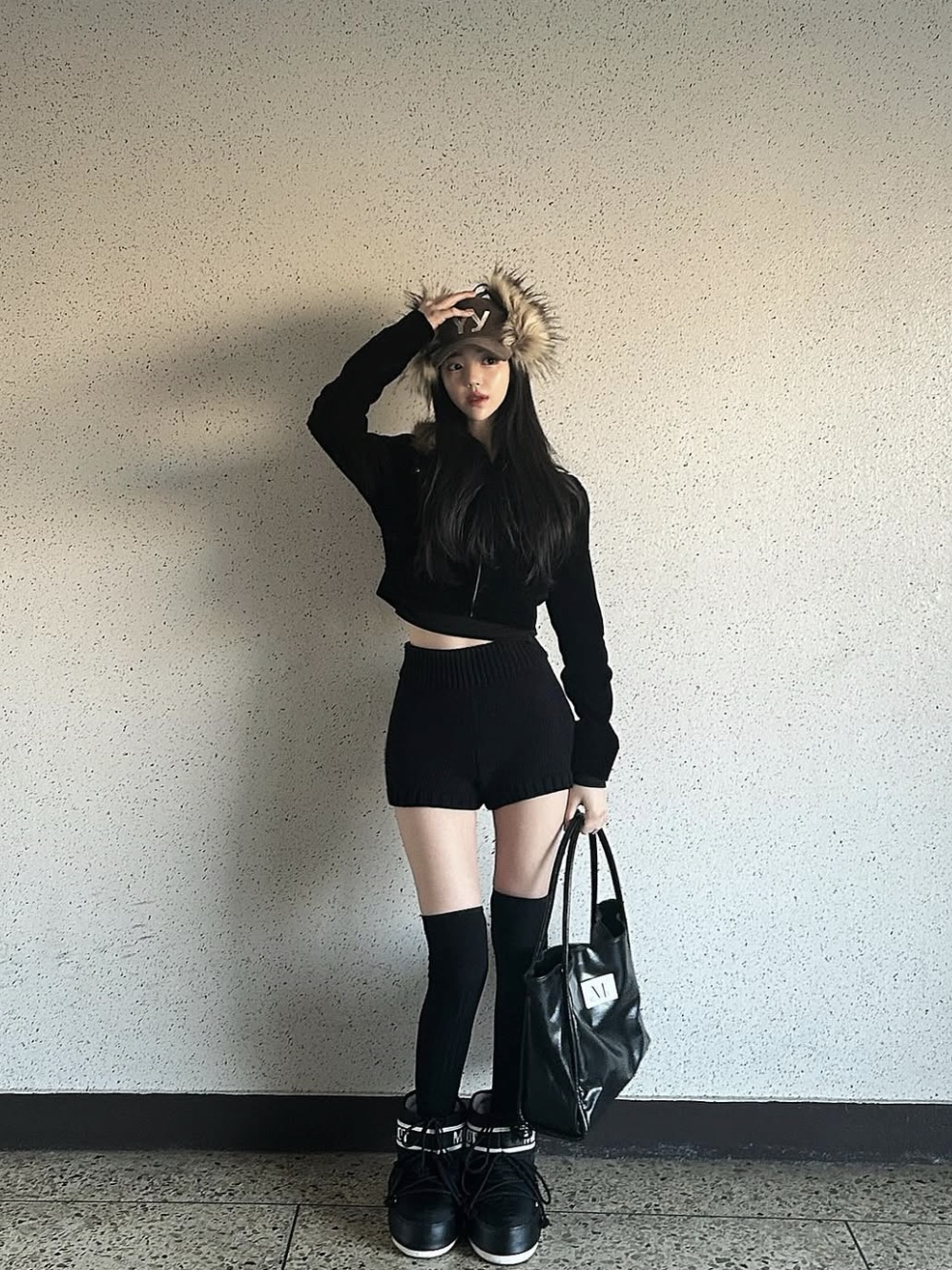 (W) Moon Boot Icon Low Nylon Boots Black, MUCENT Griek Leather Shoulder Bag Black 착용 스타일 - 1