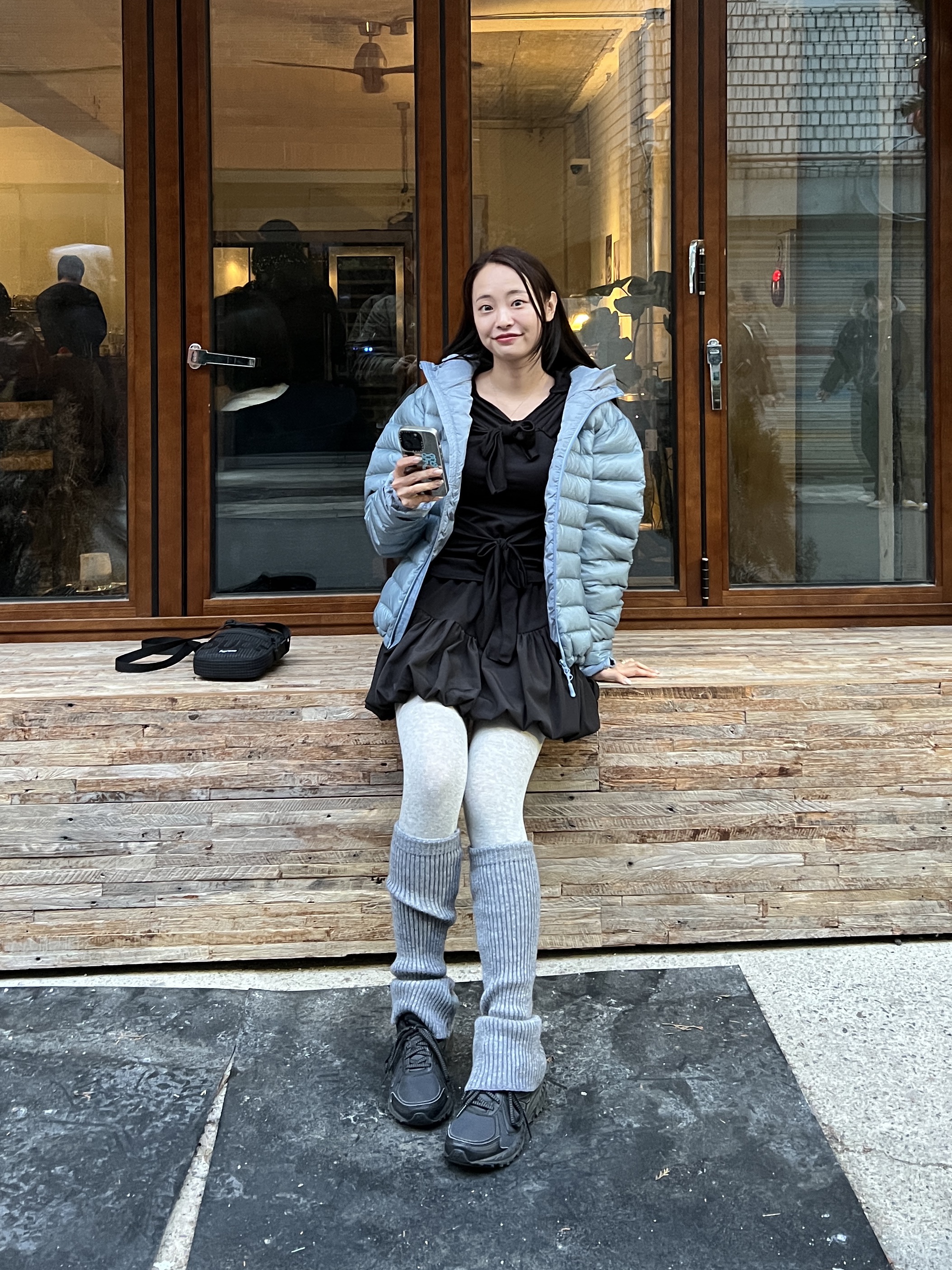 산산기어 서픽스 푸퍼 자켓 스카이 블루 - 24FW, 케이스티파이 x 오픈 Yy 블루 리본 스네이크 아이폰 맥세이프 실버 미러 실버 범퍼 케이스 착용 스타일 - 1