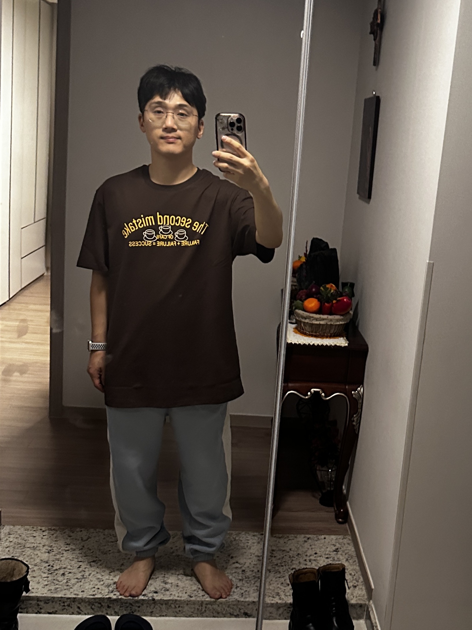 두 번째 실수 티셔츠 브라운 착용 스타일 - 1