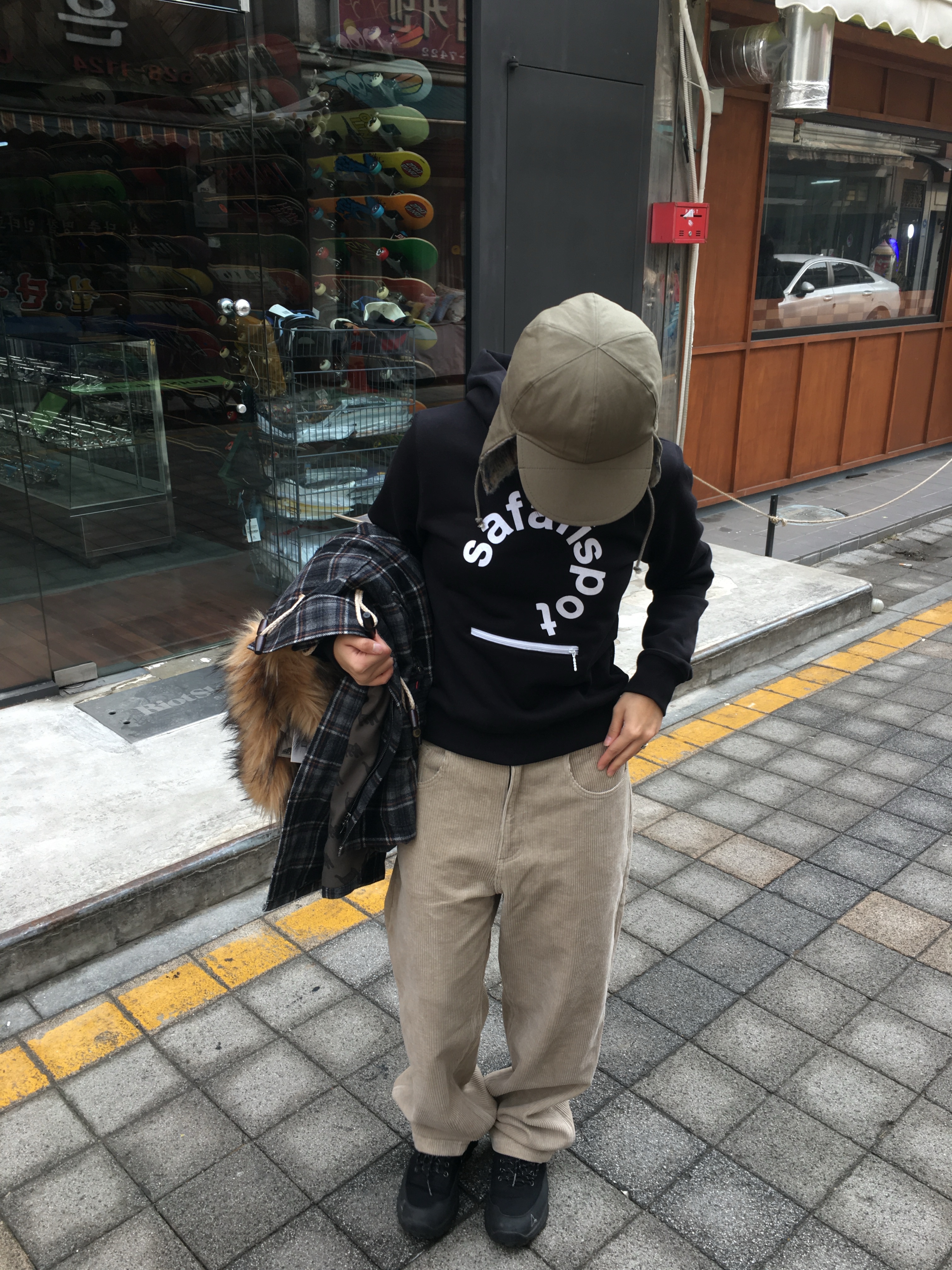 Safarispot 1/2 S.T.C CITY HOODIE BALCK, Safarispot S.T.C CITY CODUROY PANTS BEIGE 착용 스타일