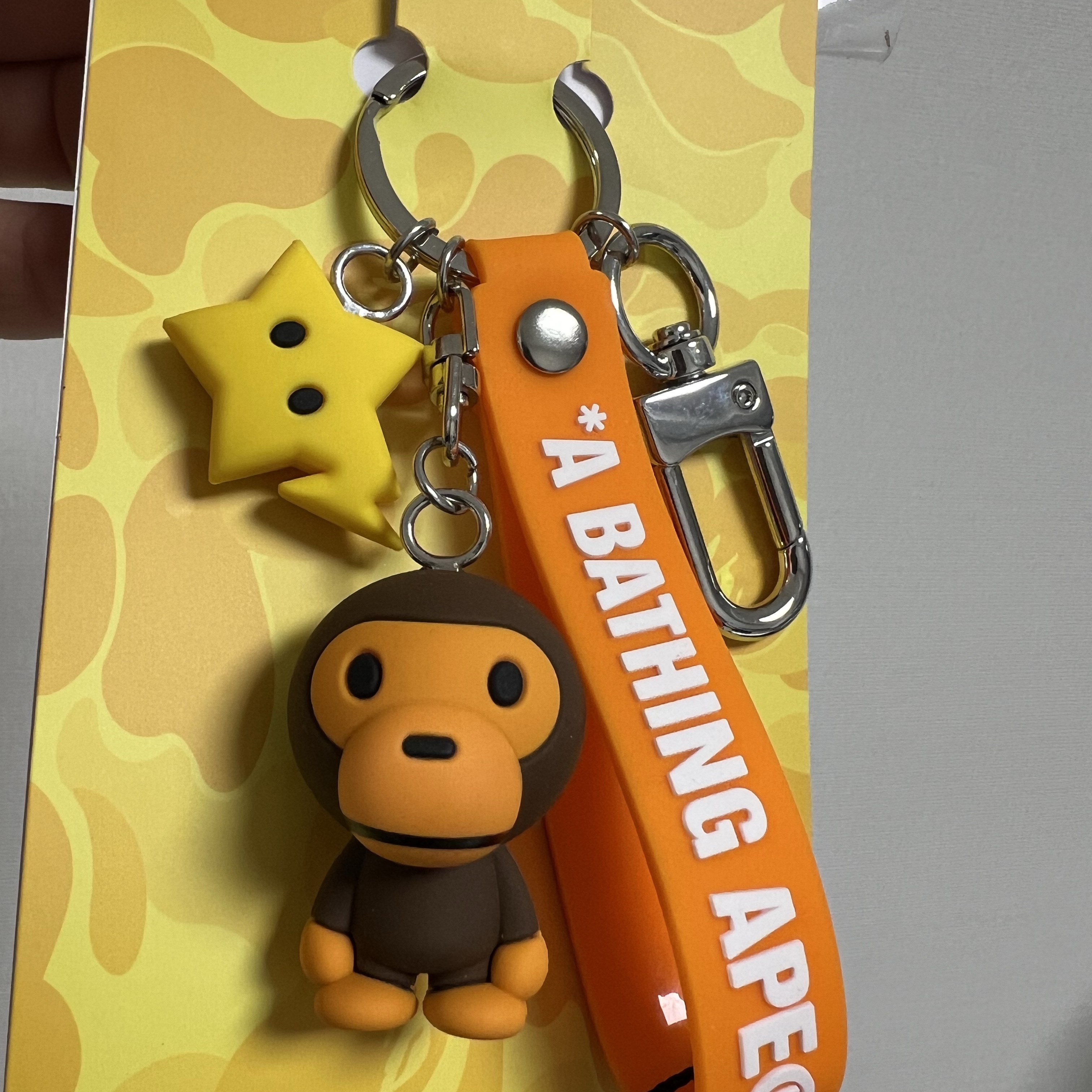 BAPE A Bathing Ape Baby Milo Keychain Brown 착용 스타일
