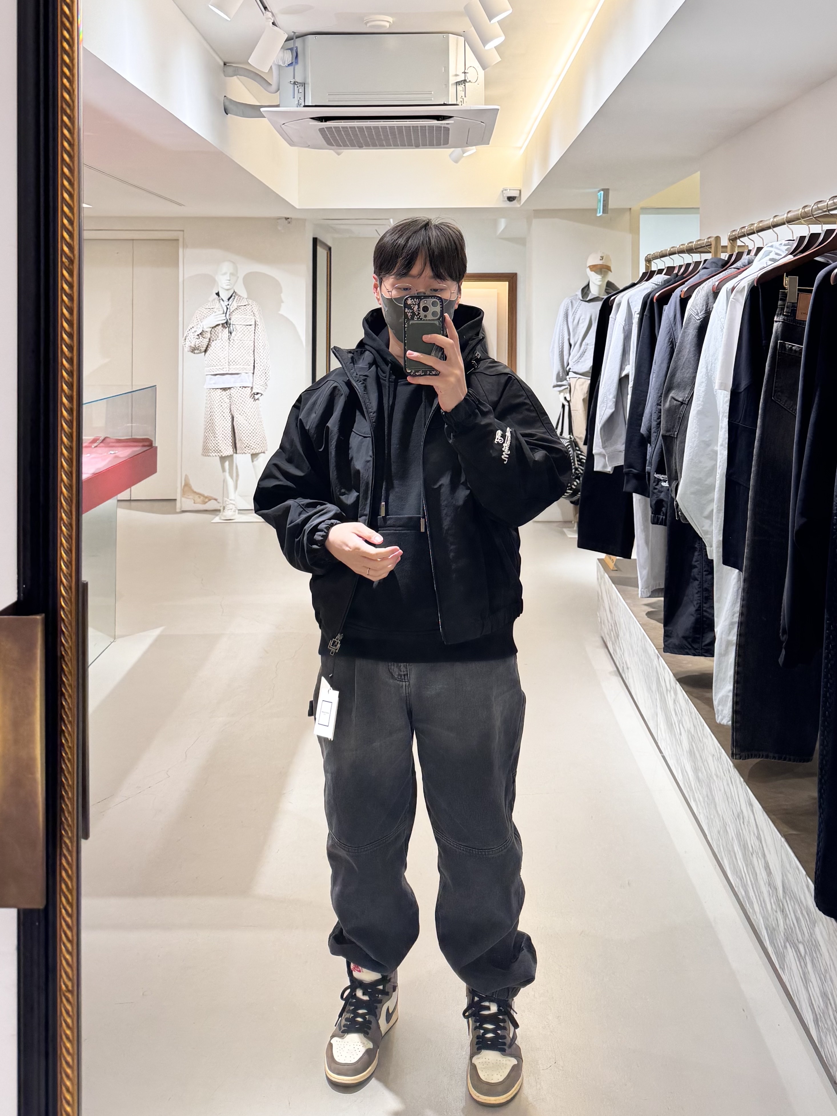 Jordan 1 x Travis Scott Retro High OG SP Mocha, Wooyoungmi Flower Back Logo Hooded T-Shirt Black - 24SS 착용 스타일 - 4