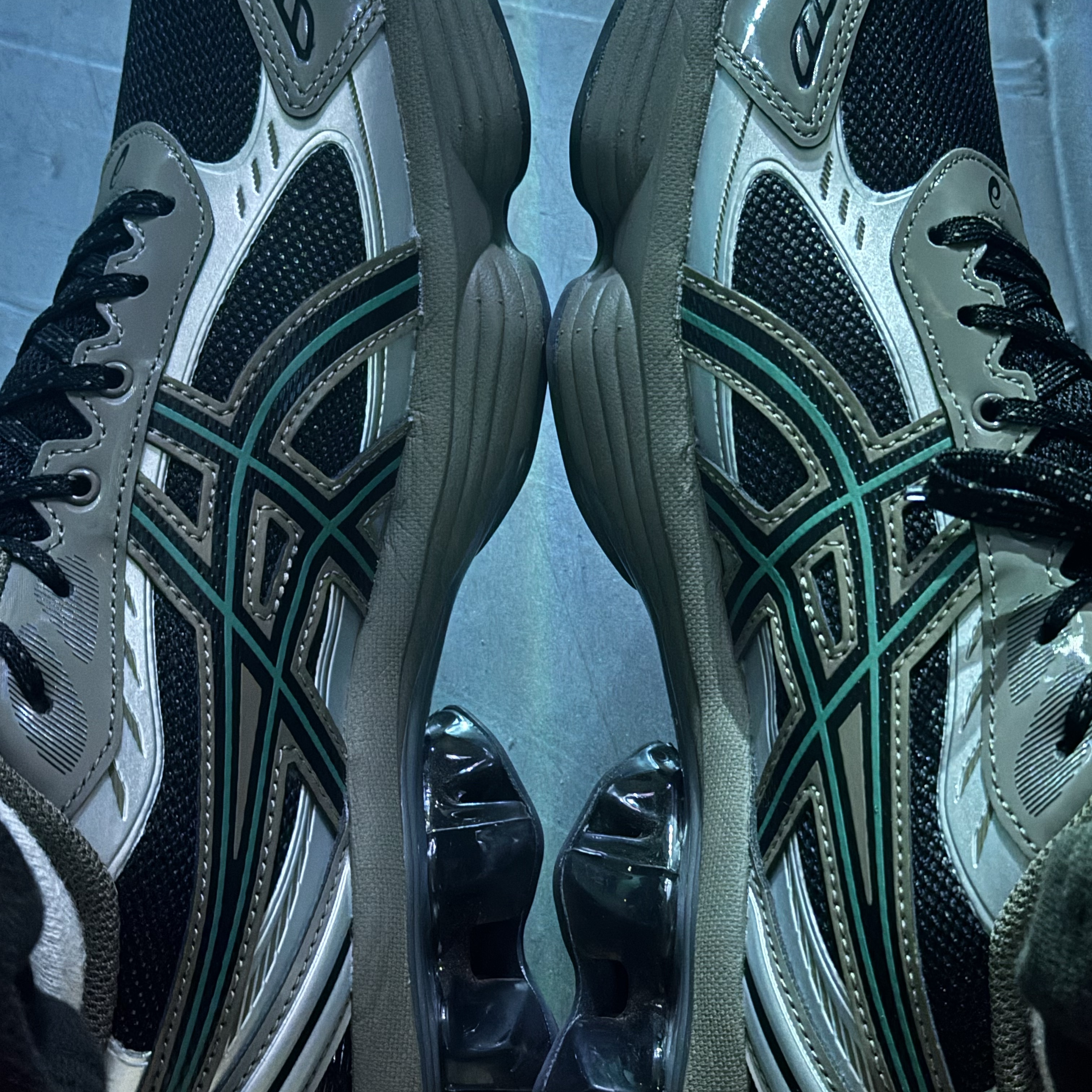 Asics Gel-Kinetic Fluent Black Dark Taupe 착용 스타일