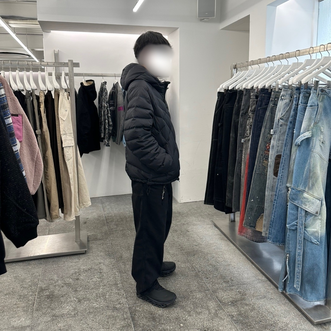 온 러닝 x 포스트 아카이브 팩션 (파프) 클라우드몬스터 2 블랙 마그넷, 해칭룸 웹 구스 다운 퍼퍼 블랙 착용 스타일 - 2