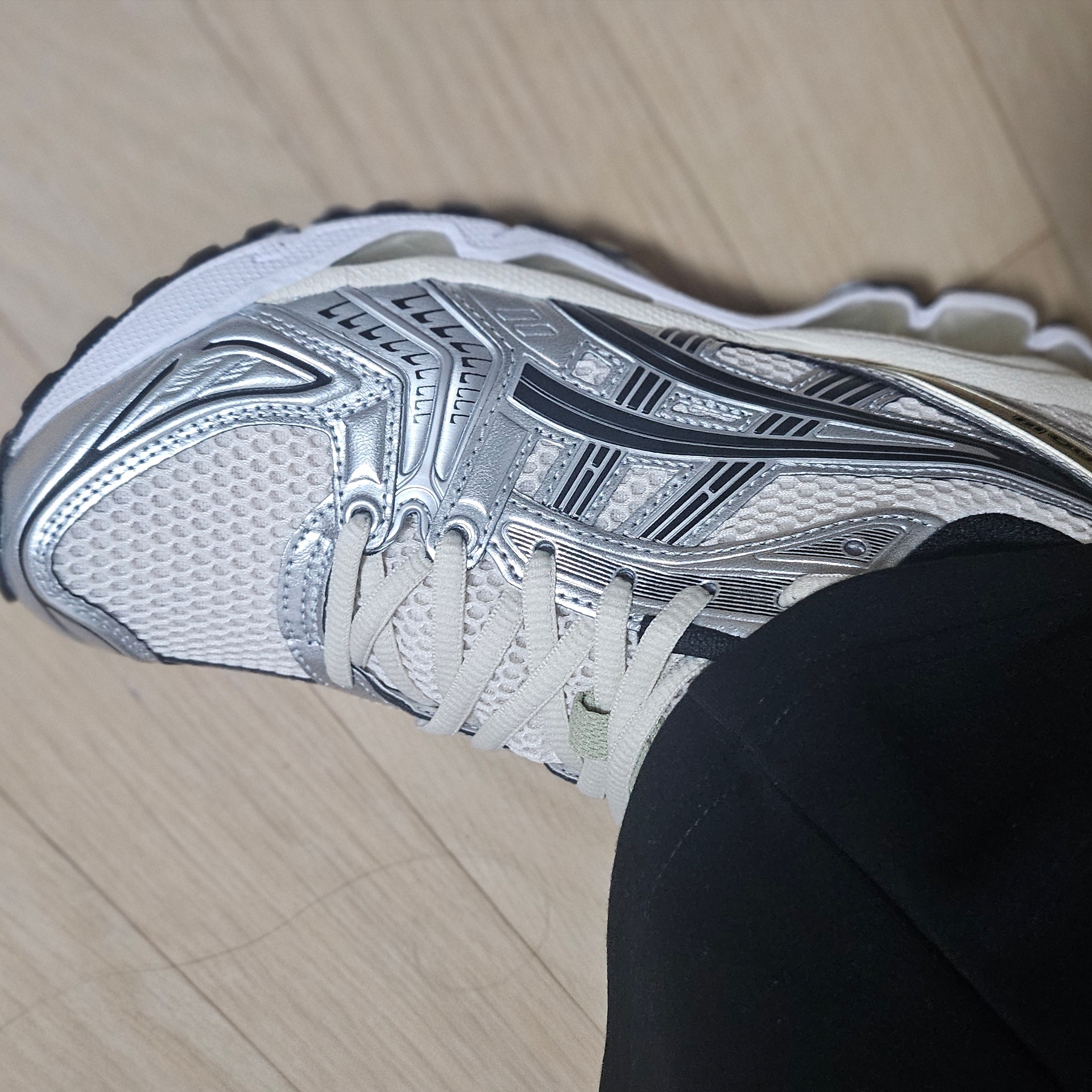 Asics Gel-Kayano 14 Birch Pure Silver 착용 스타일
