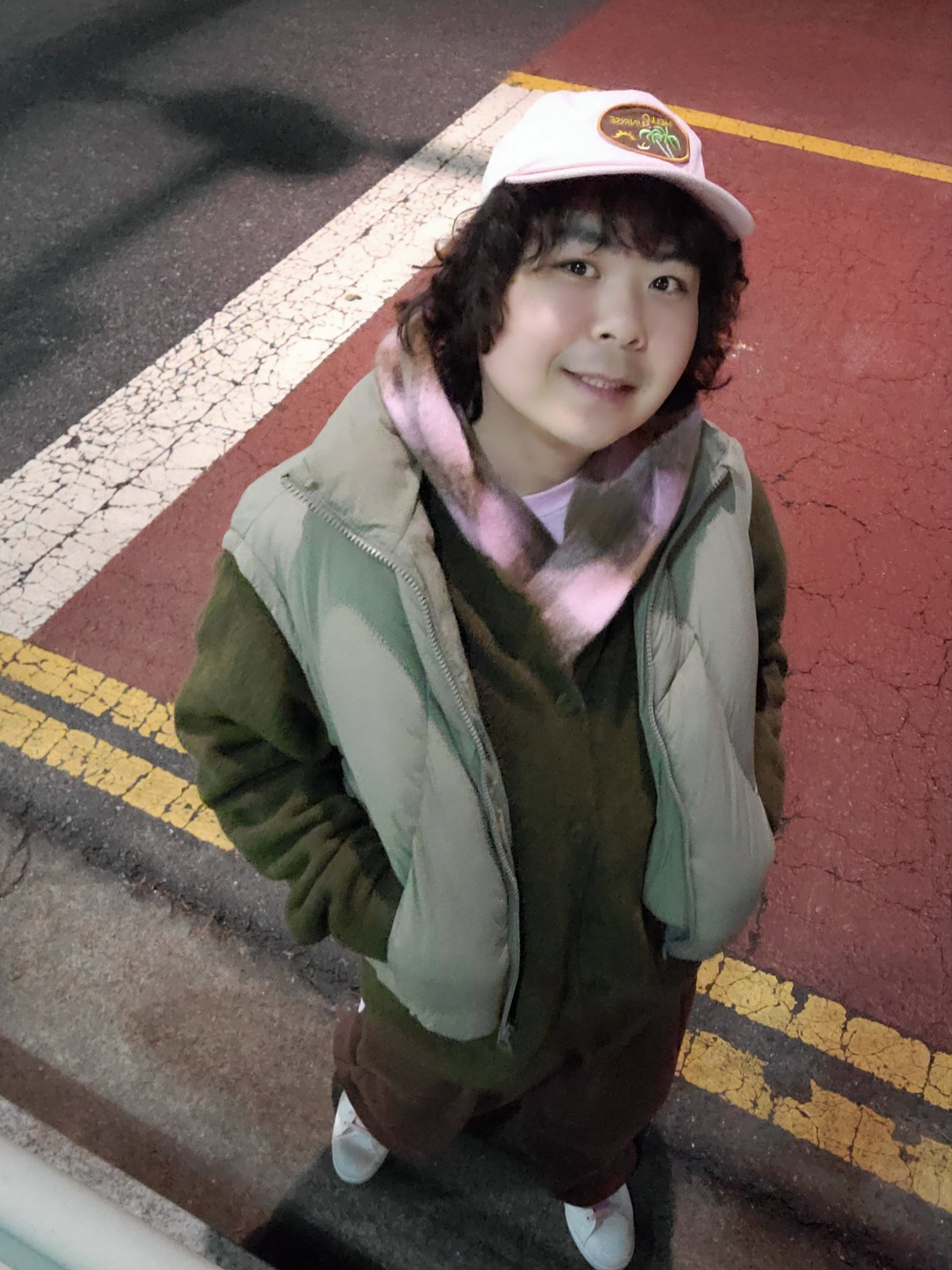 헬로선라이즈 팜트리 와펜 6패널 캡 코랄 핑크, (W) 아디다스 스탠 스미스 화이트 그린 착용 스타일 - 1