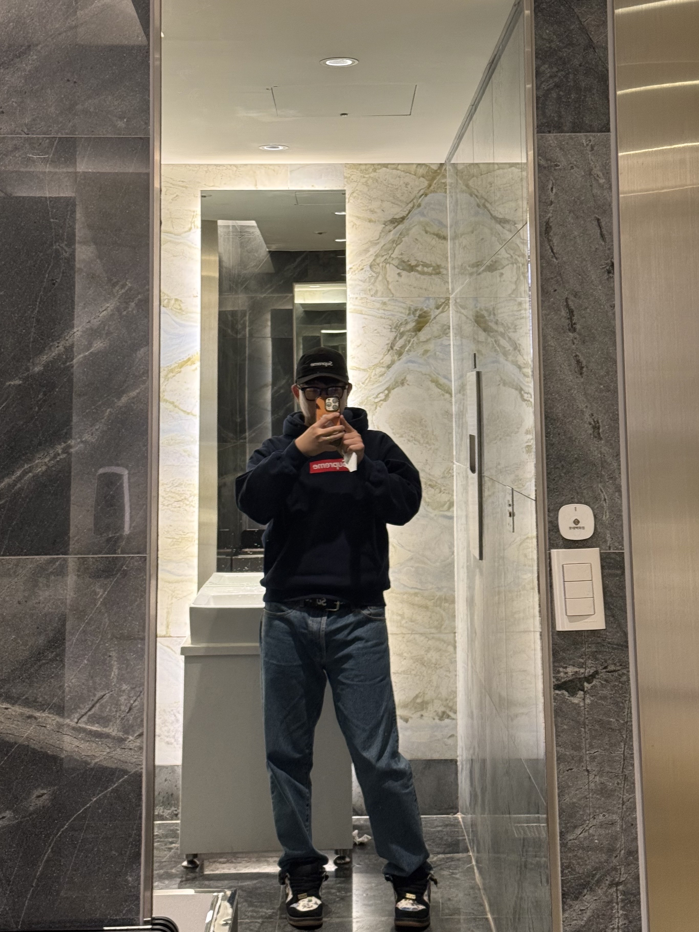 Supreme Box Logo Hooded Sweatshirt Navy - 24FW, Supreme Regular Jean Indigo - 24SS 착용 스타일