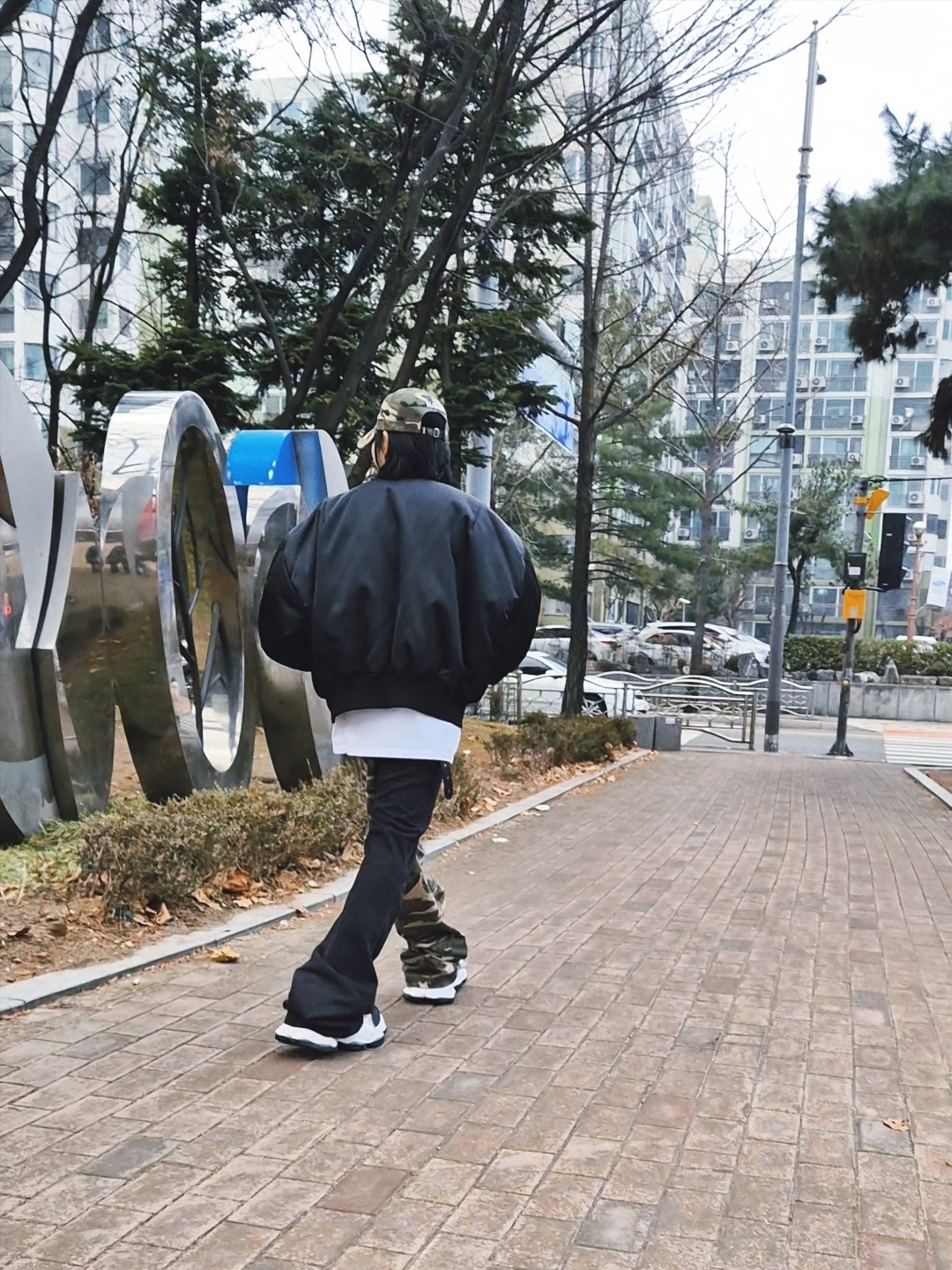 Balenciaga Cargo Sneakers White Grey 착용 스타일 - 5