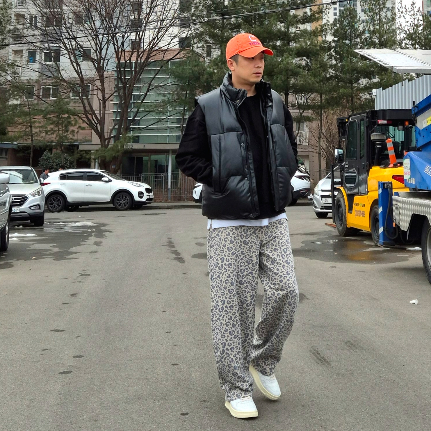 Autry Medalist Low Leather Sneakers White Black, NOMANUAL Penon Wind Shell Warm Gray 착용 스타일 - 3