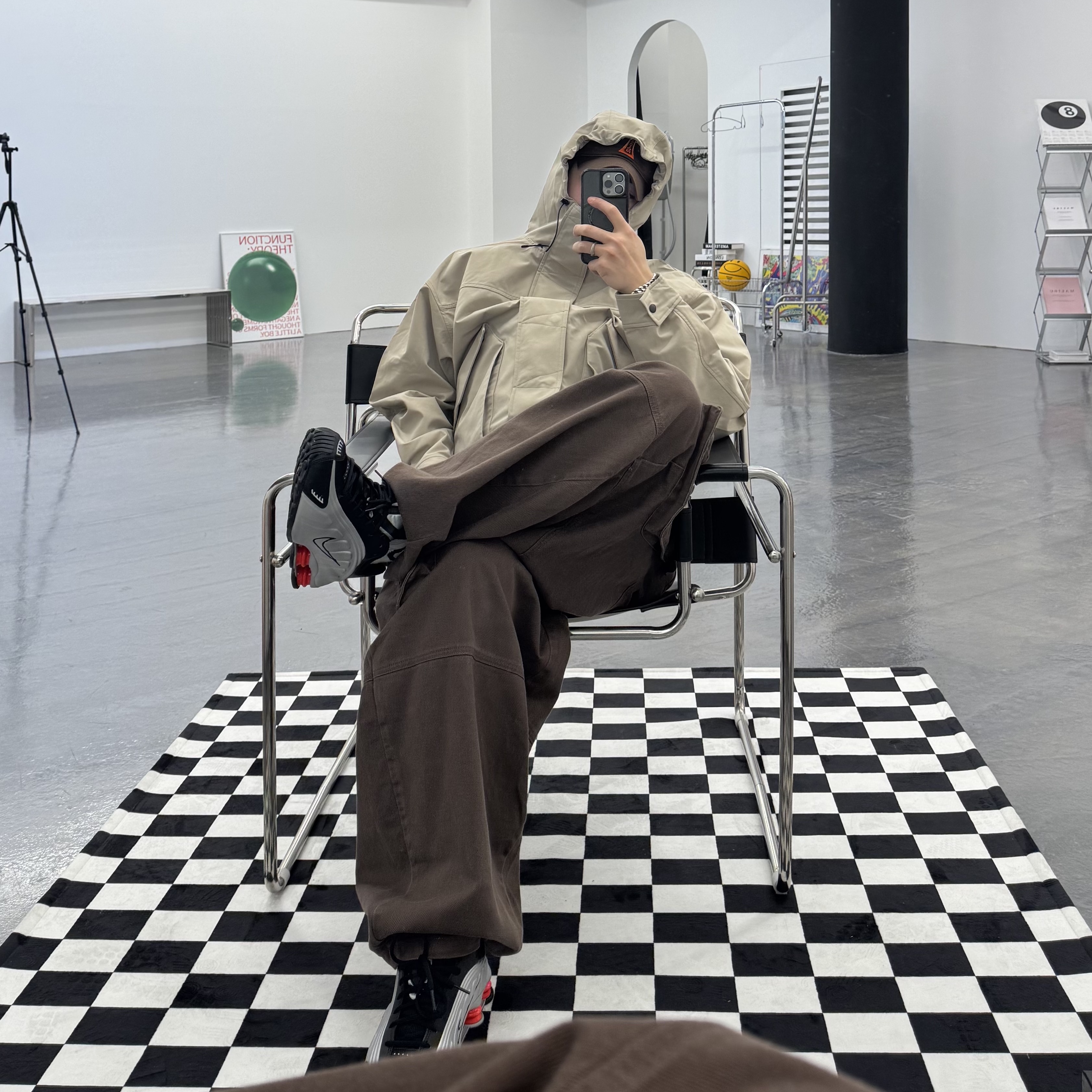 나이키 샥스 R4 메탈릭 실버 레드 착용 스타일 - 2