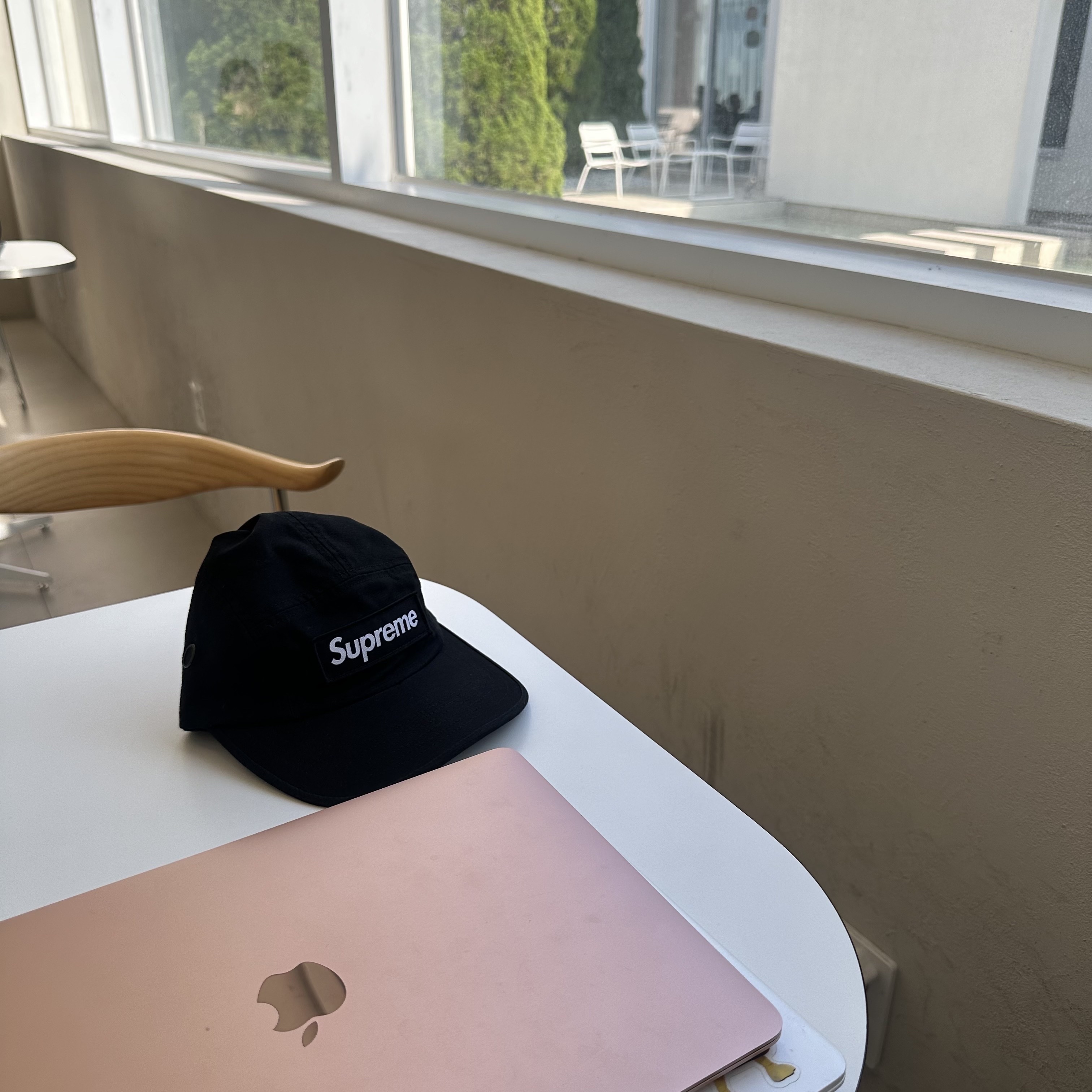 Supreme Military Camp Cap Black - 24SS, Supreme Small Box LS T-Shirt White - 24SS 착용 스타일 - 4