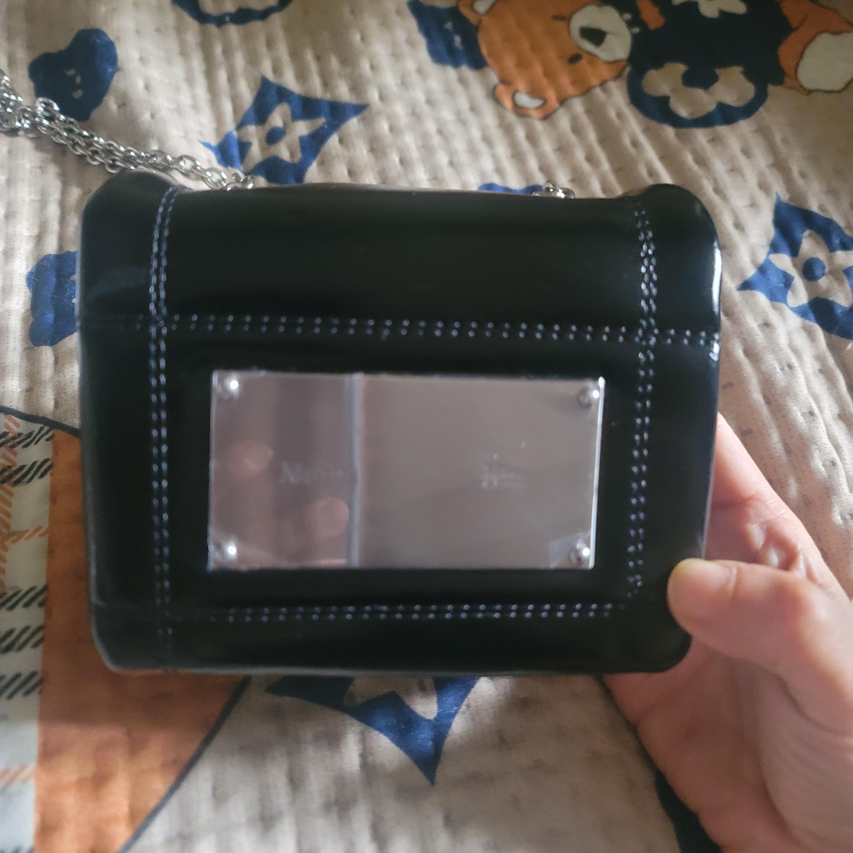 Matin Kim Classic Chain Quilting Mini Bag Black 착용 스타일 - 2
