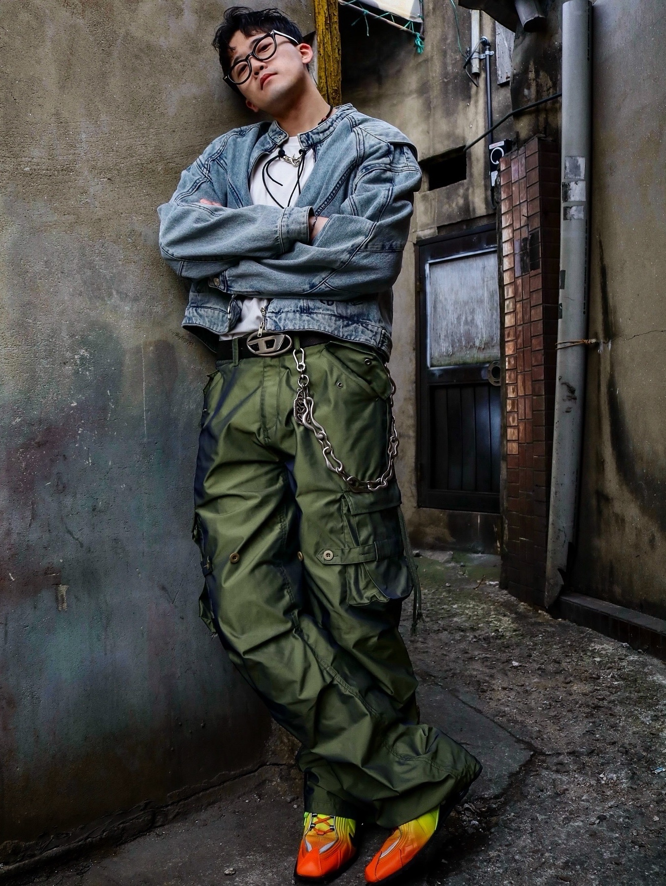 Nike x Martine Rose Shox MR4 Safety Orange, Diesel B-1DR Leather Belt with D Buckle Black 착용 스타일 - 2