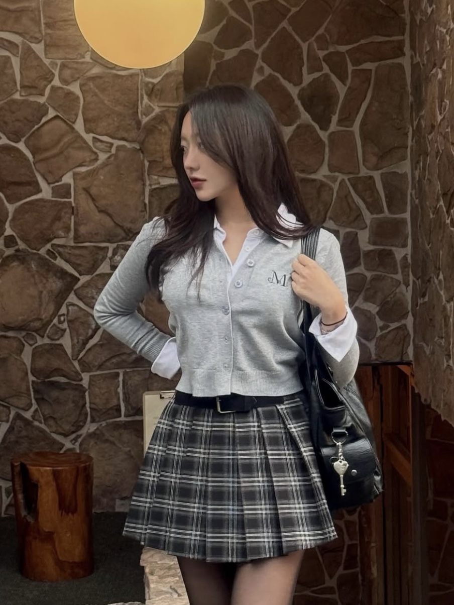 MUCENT Nia Soft V-neck Cardigan Gray 착용 스타일 - 2