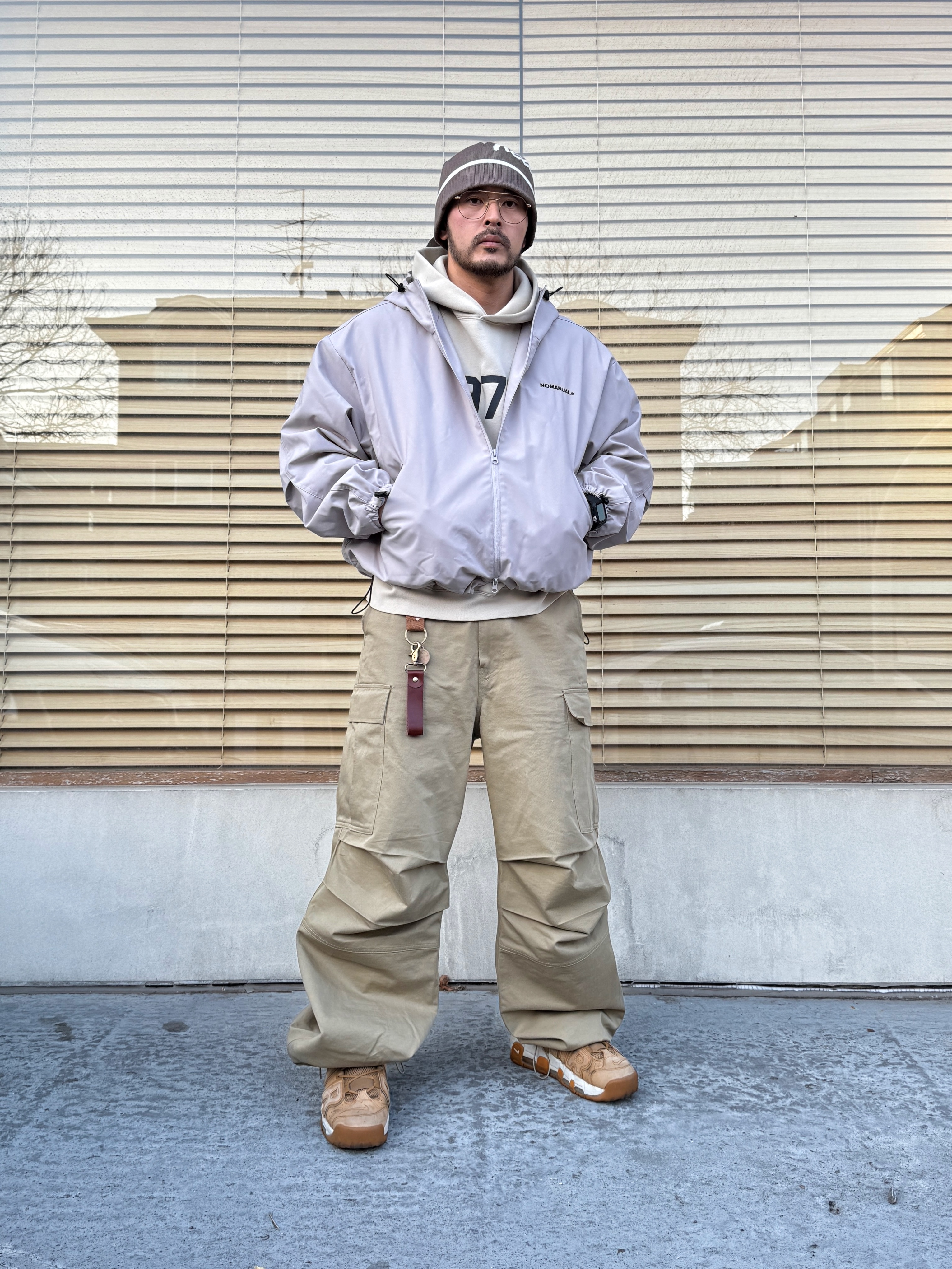 NOMANUAL Penon Wind Shell Warm Gray, Nike Air More Uptempo Flax 착용 스타일 - 3