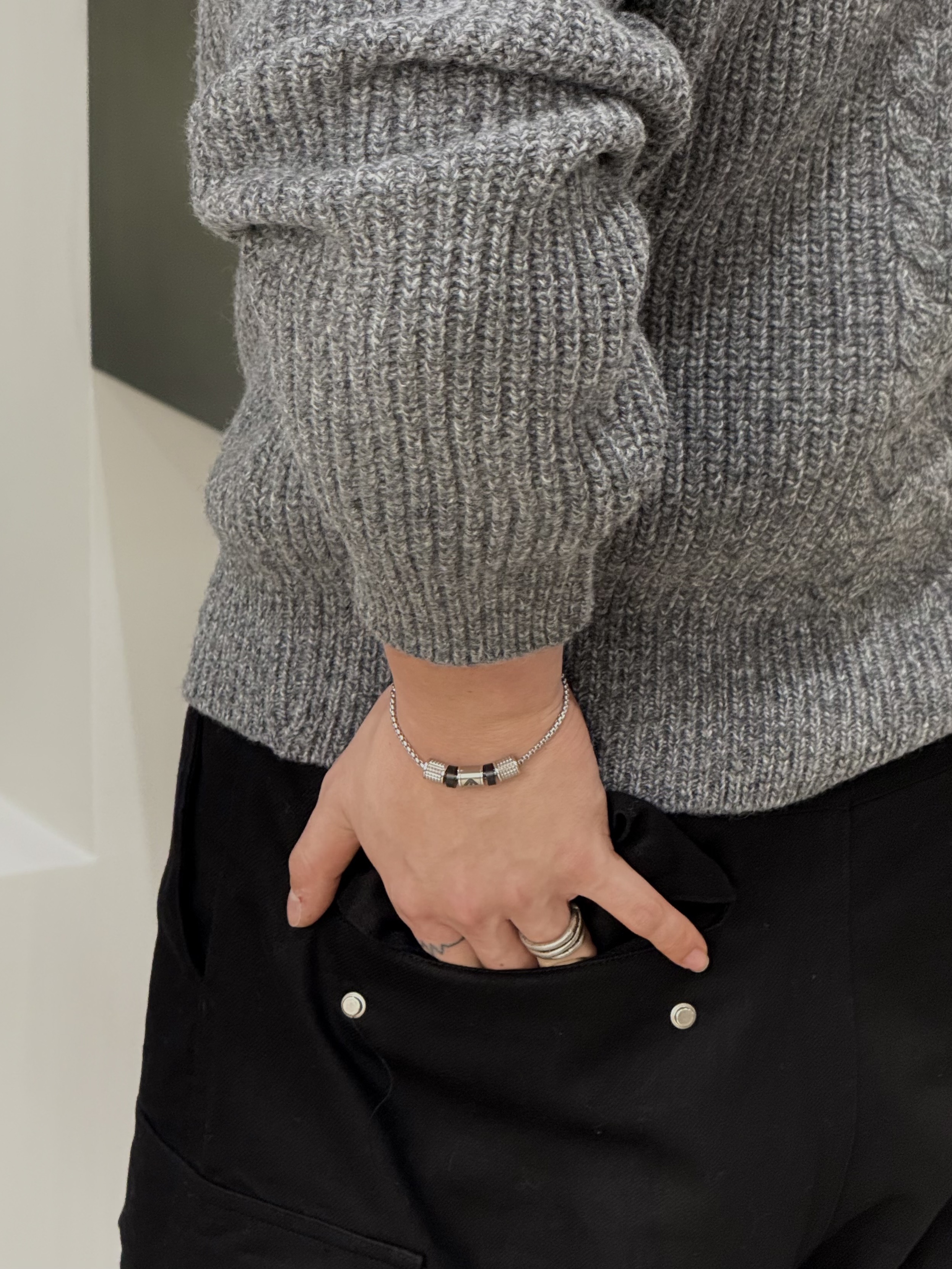 Emporio Armani Onyx Rondelle Bracelet Silver, Gentle Monster Atomic 02 Silver 착용 스타일 - 7