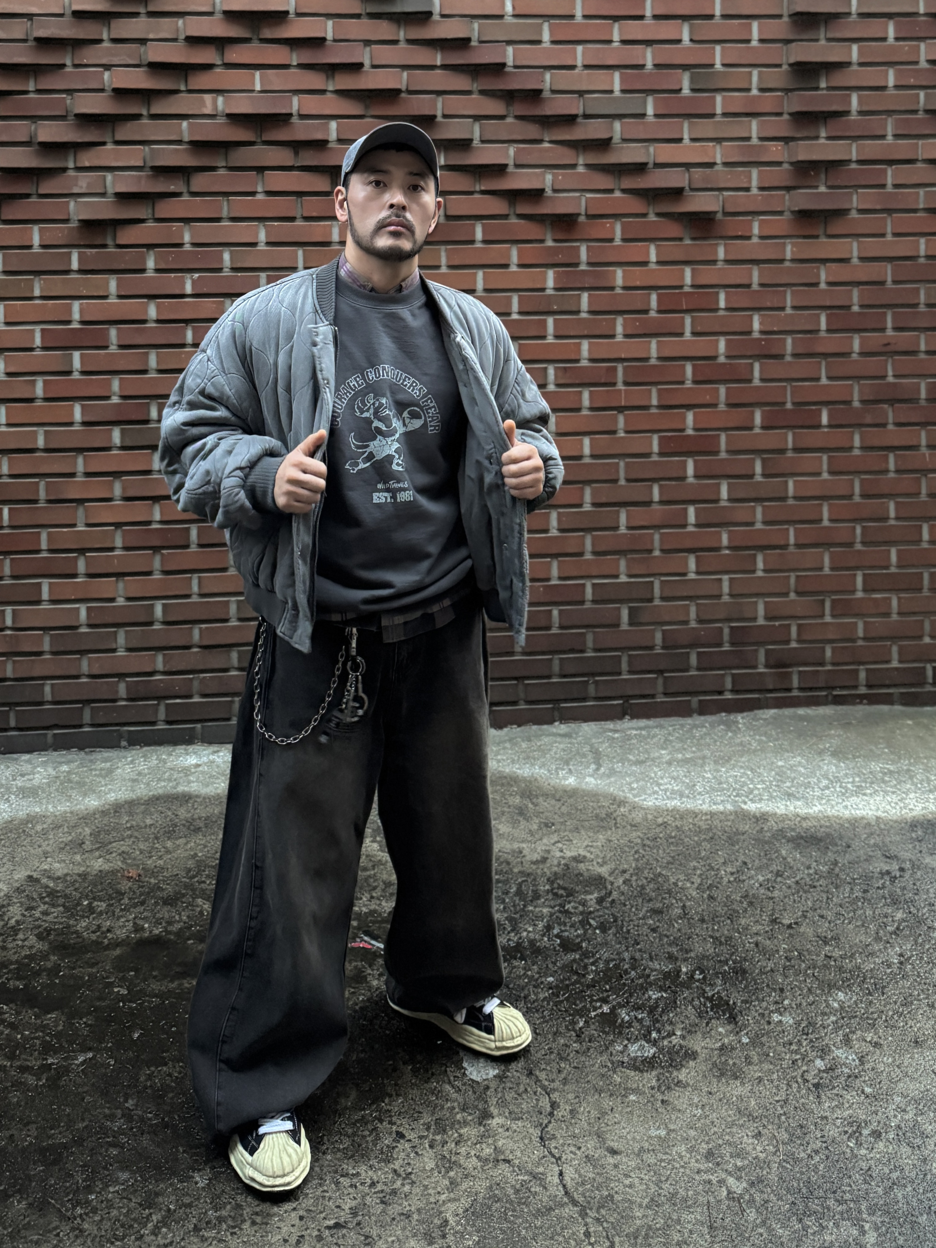 Wildthings Vintage Sweatshirts(WILD DOG) Graphite, Maison Mihara Yasuhiro Blakey VL OG Sole Canvas Low-top Sneakers Black 착용 스타일 - 3