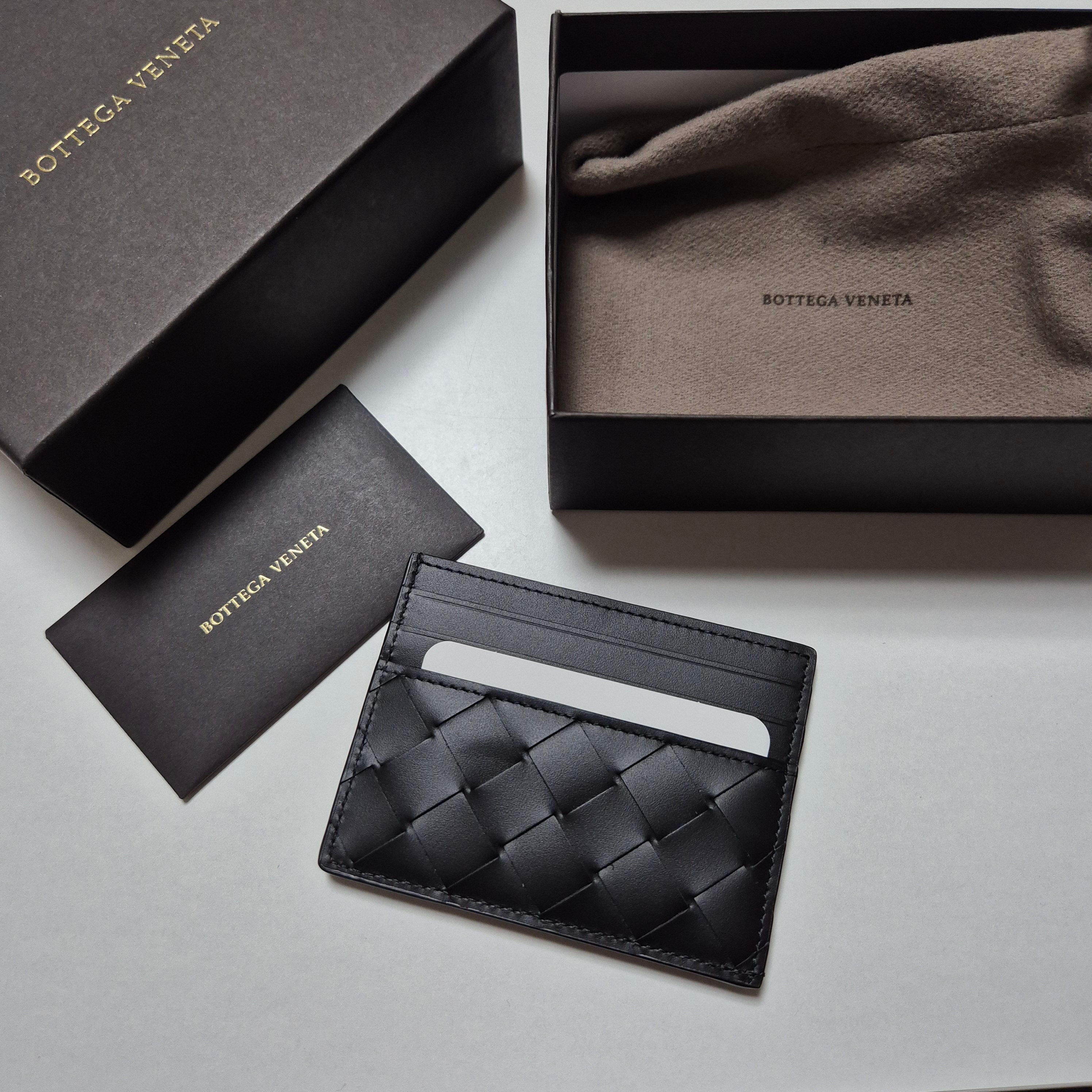 Bottega Veneta Card Case Black 착용 스타일 - 1