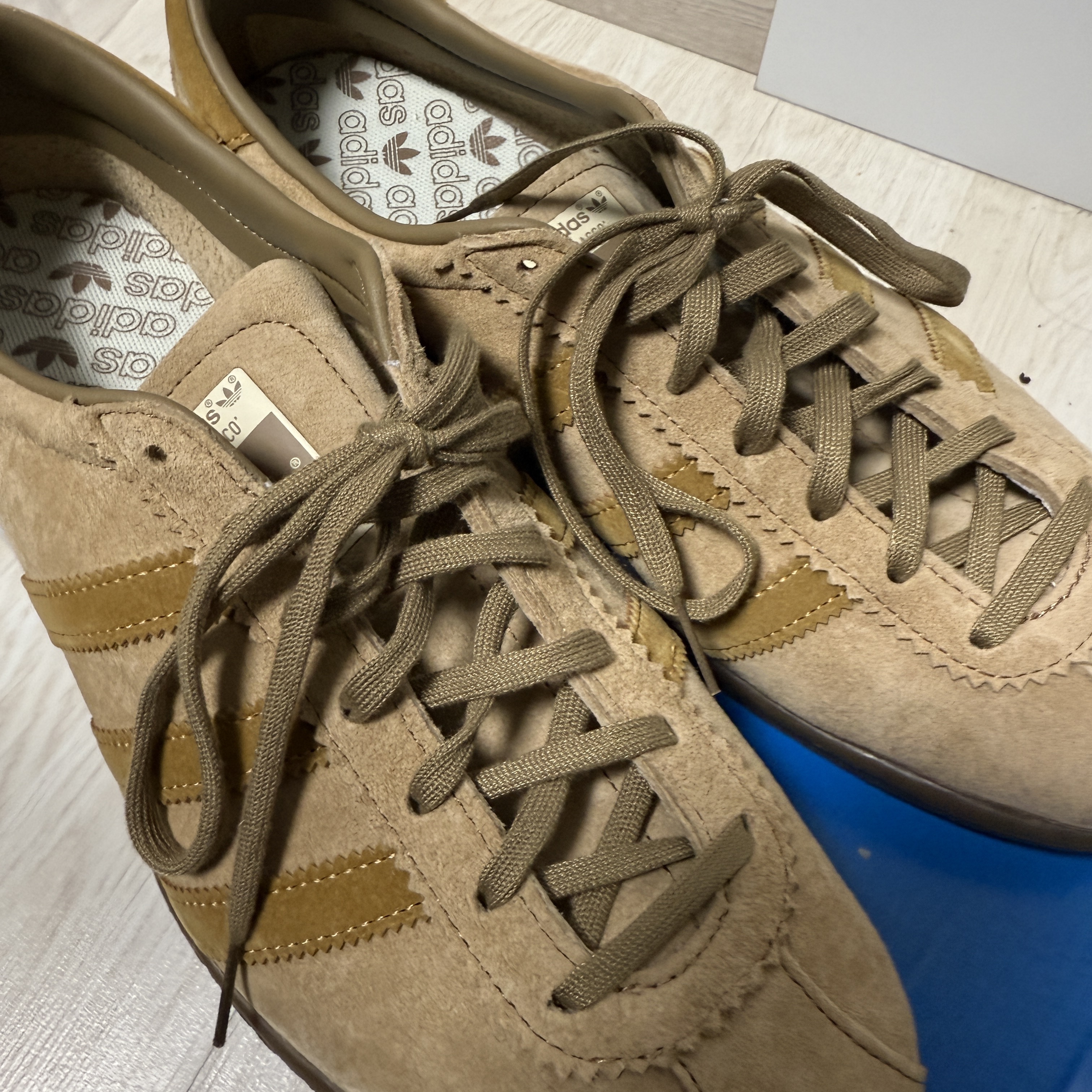 Adidas Tobacco Pantone Mesa 착용 스타일