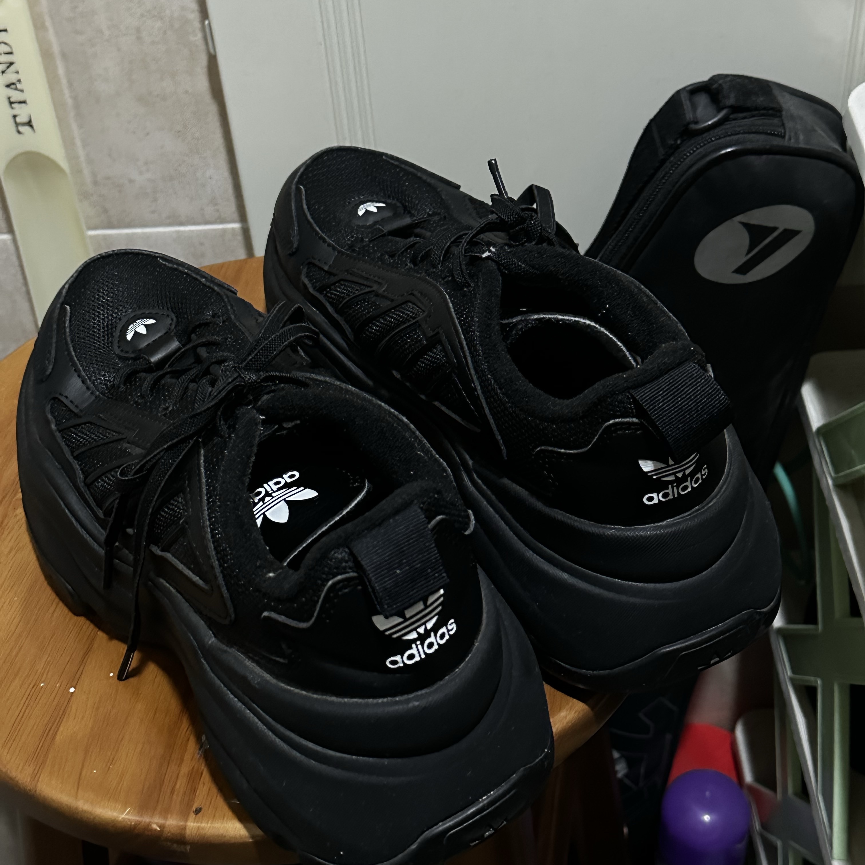 (W) Adidas Ozgaia Core Black 착용 스타일