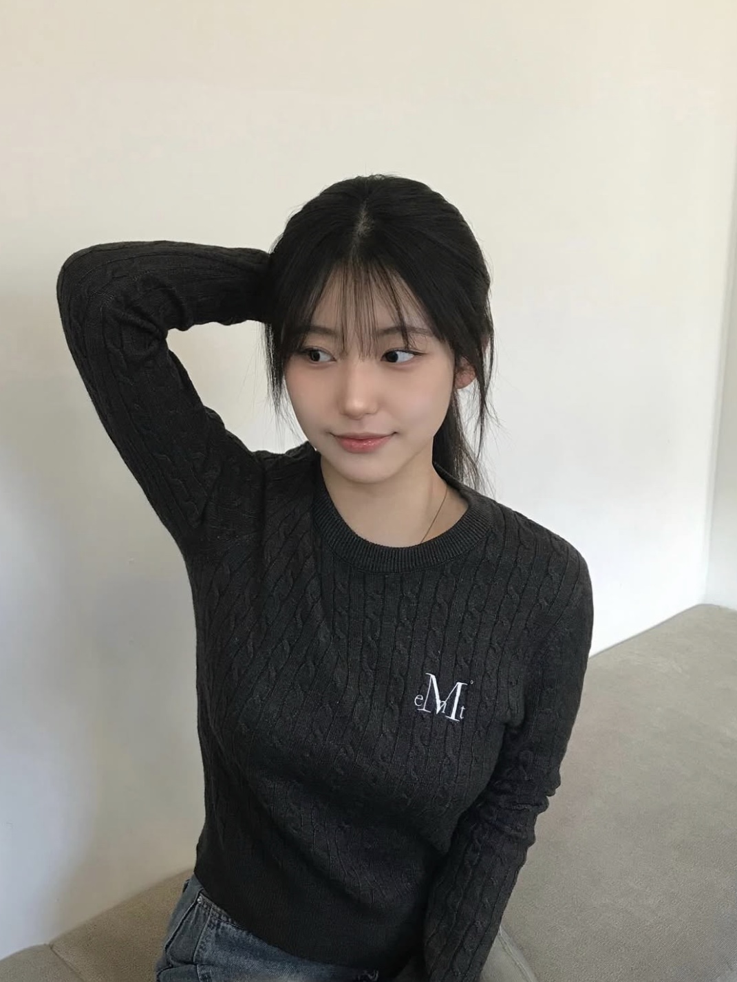 MUCENT Jimmy R-Neck Crop Knit Black 착용 스타일