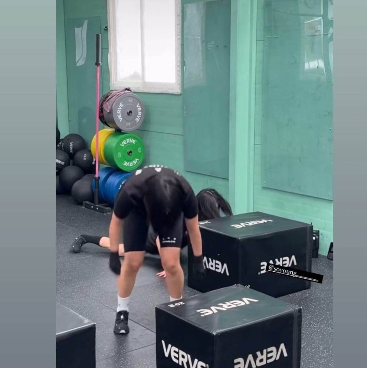 (W) 아이앱 스튜디오 레깅스 쇼츠 블랙 - 23FW 착용 스타일 - 1