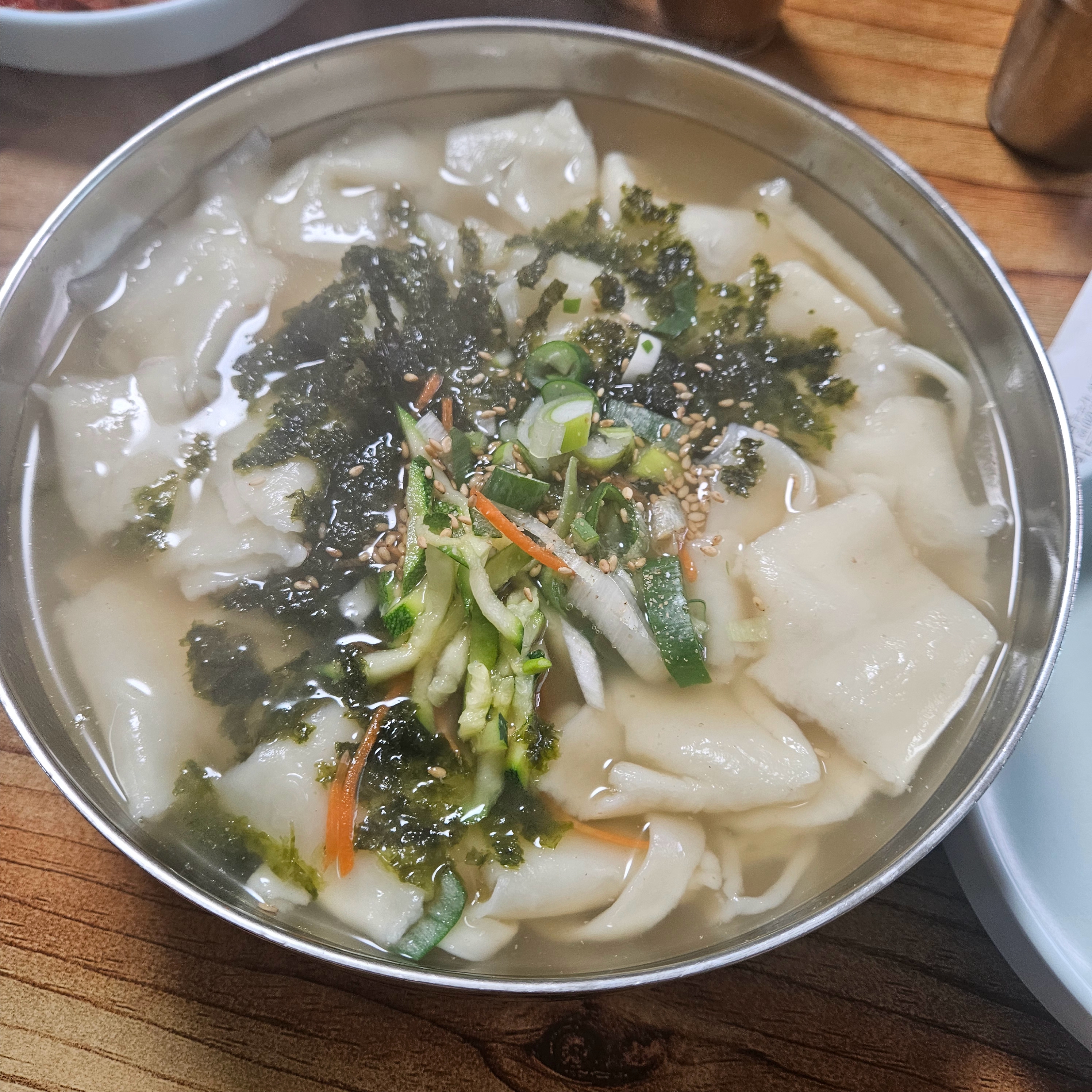 크롬하츠 빅 대디 캐시미어 비니 화이트 (스타 탑 버튼 버전), 샤넬 스퀘어 프레임 아세테이트 & 블랙 착용 스타일 - 3