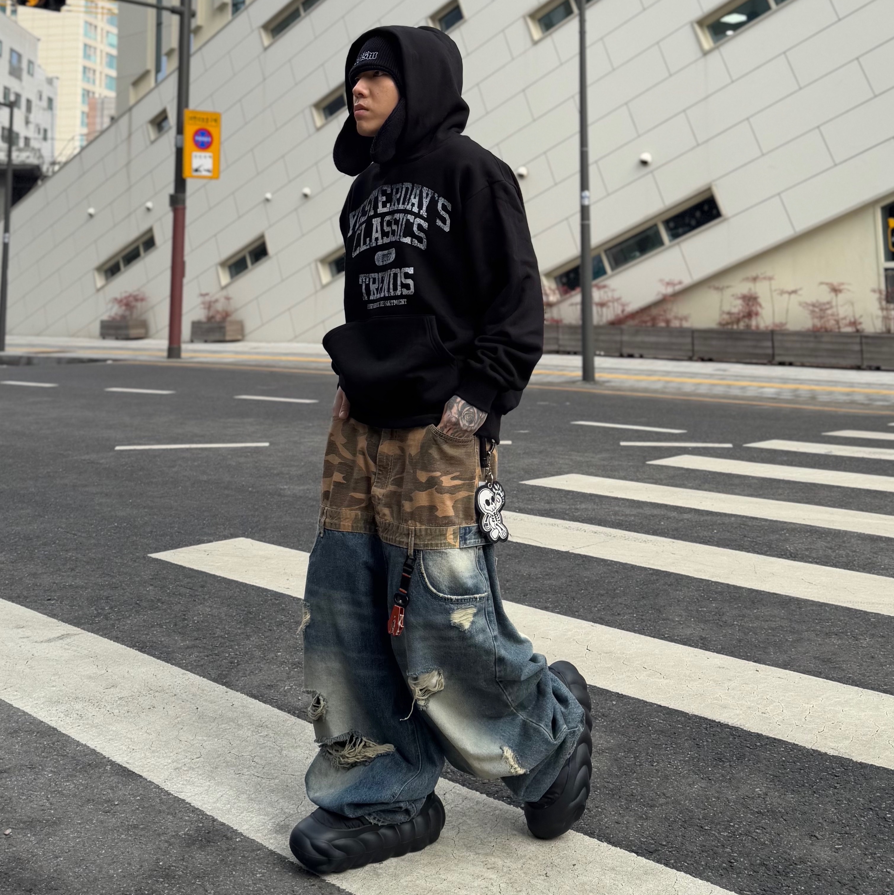 Crocs Overpuff Shorty Black, NOMANUAL I.P Damaged Jacket Washed Black 착용 스타일 - 1