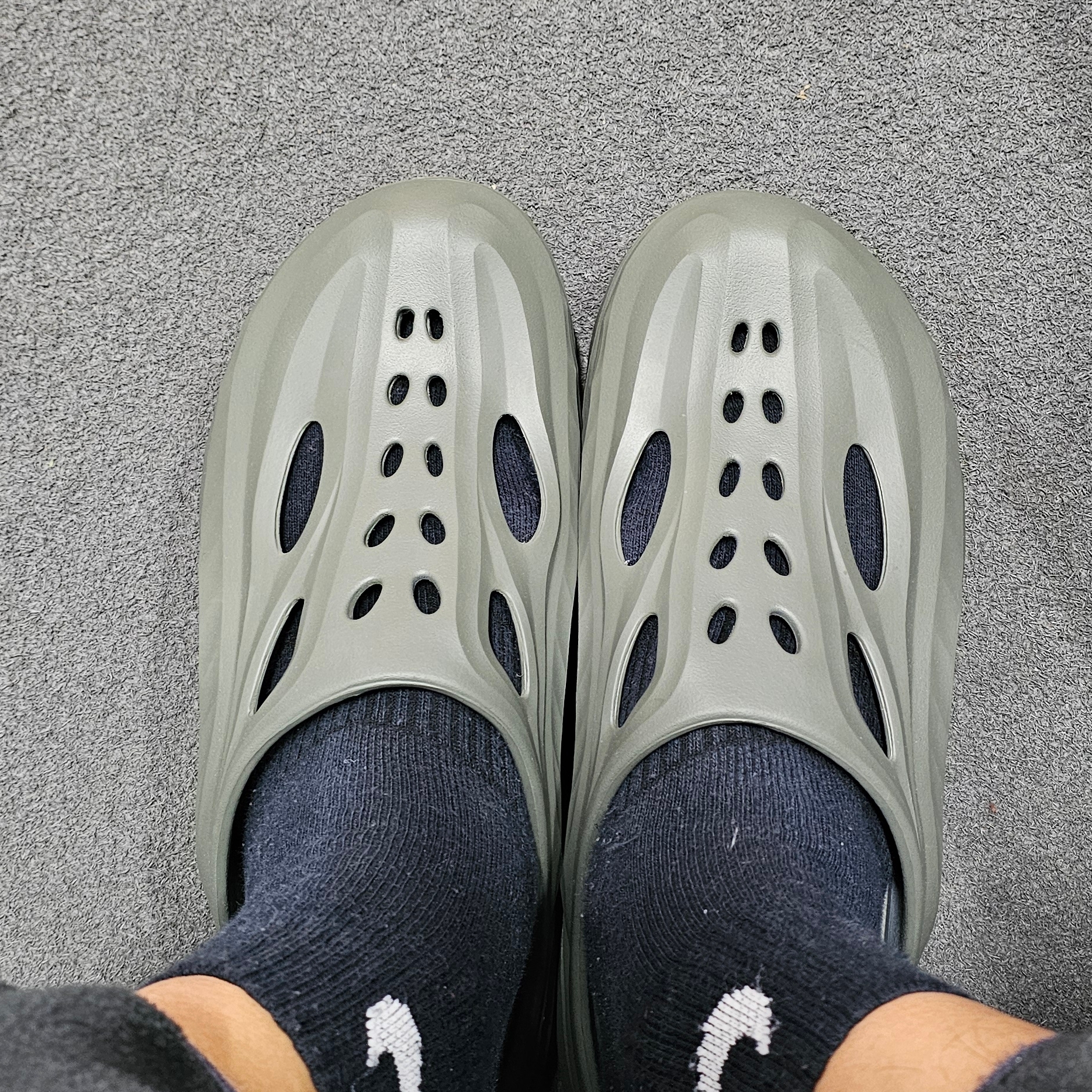 Hoka Ora Recovery Mule Slate 착용 스타일 - 2