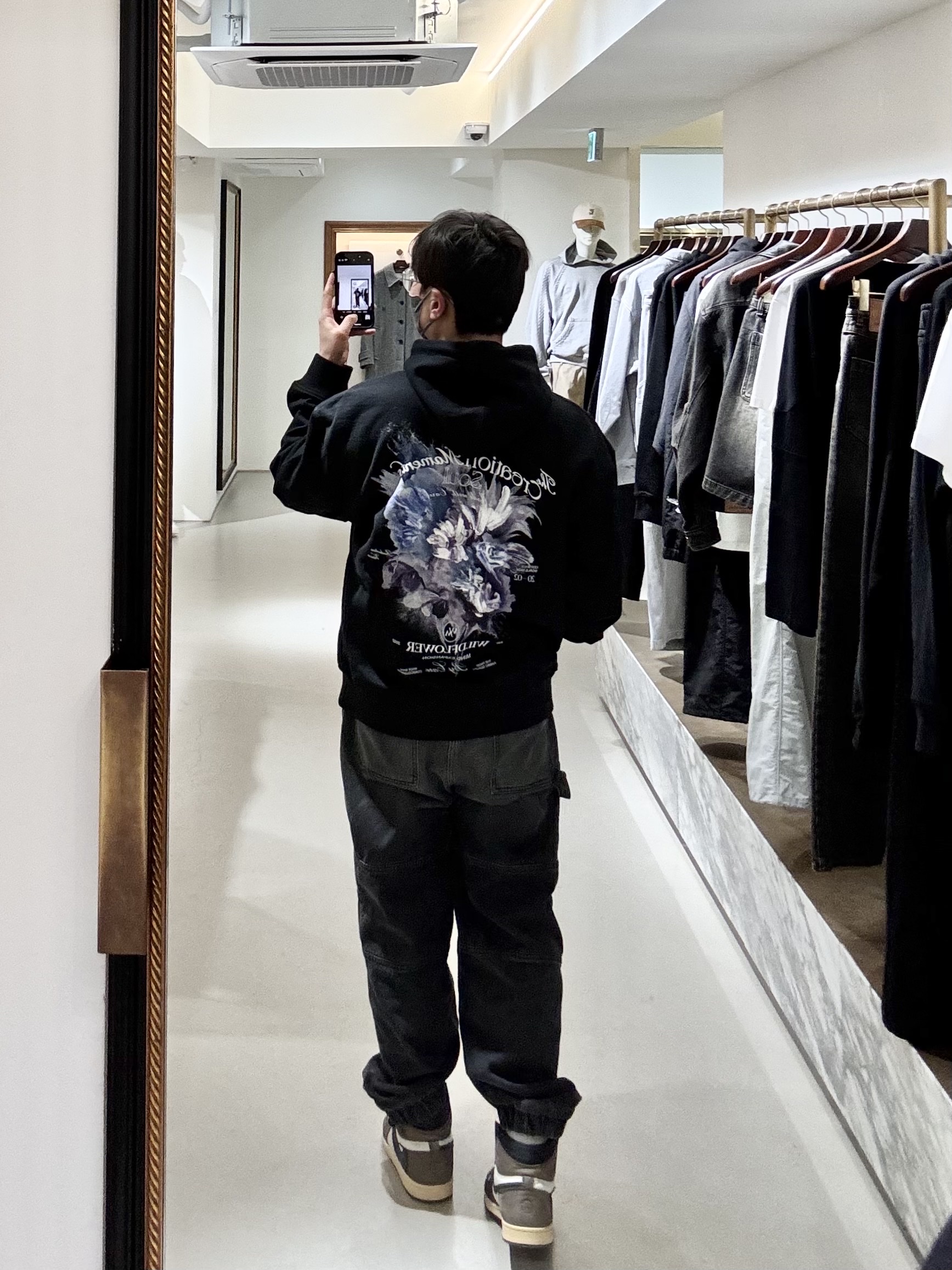 Jordan 1 x Travis Scott Retro High OG SP Mocha, Wooyoungmi Flower Back Logo Hooded T-Shirt Black - 24SS 착용 스타일 - 7