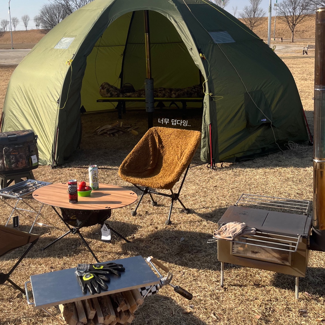 Helsport Varanger Dome 8-10 Outer Tent (With Pole), Helinox Tactical Chair Coyote Tan 착용 스타일 - 1