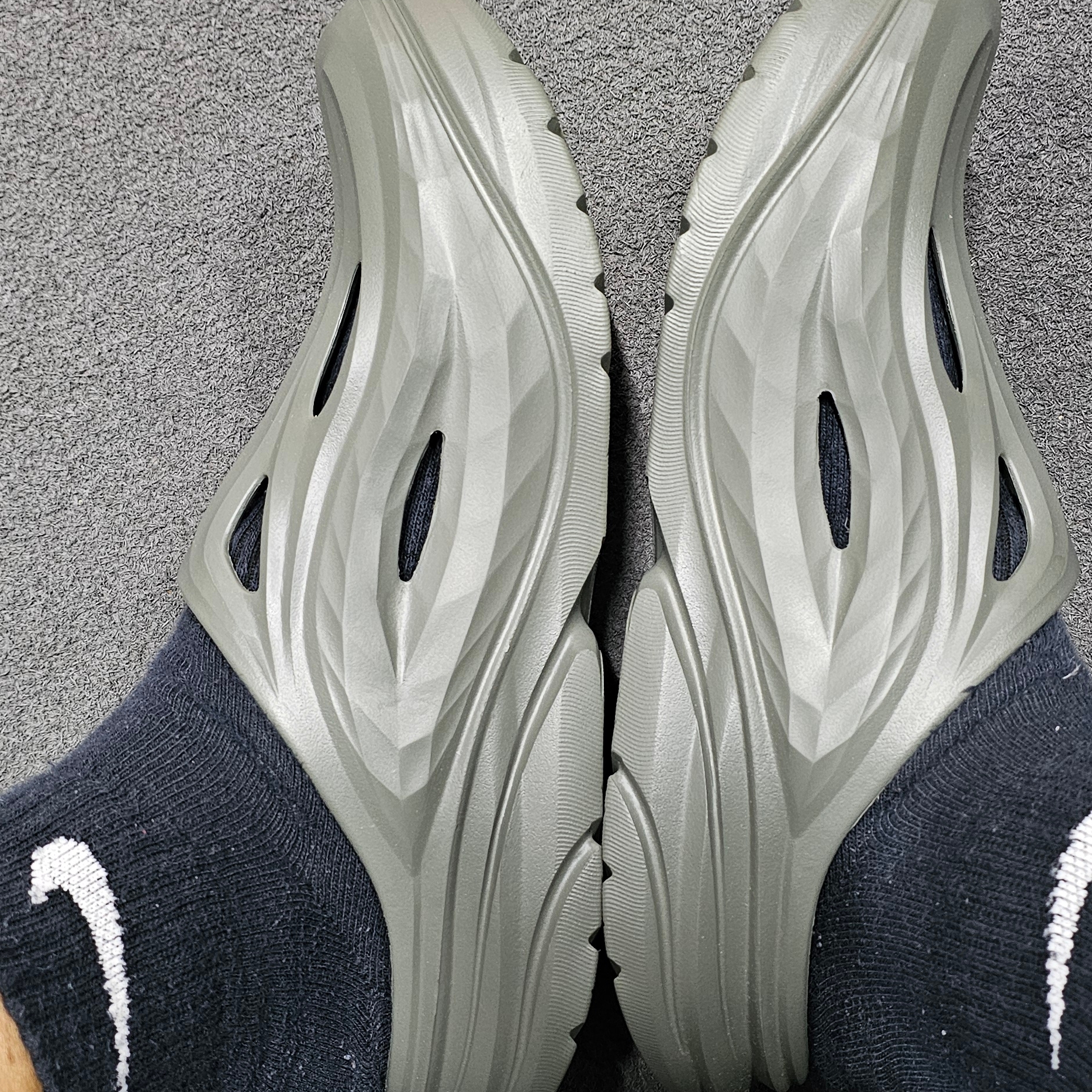 Hoka Ora Recovery Mule Slate 착용 스타일 - 1