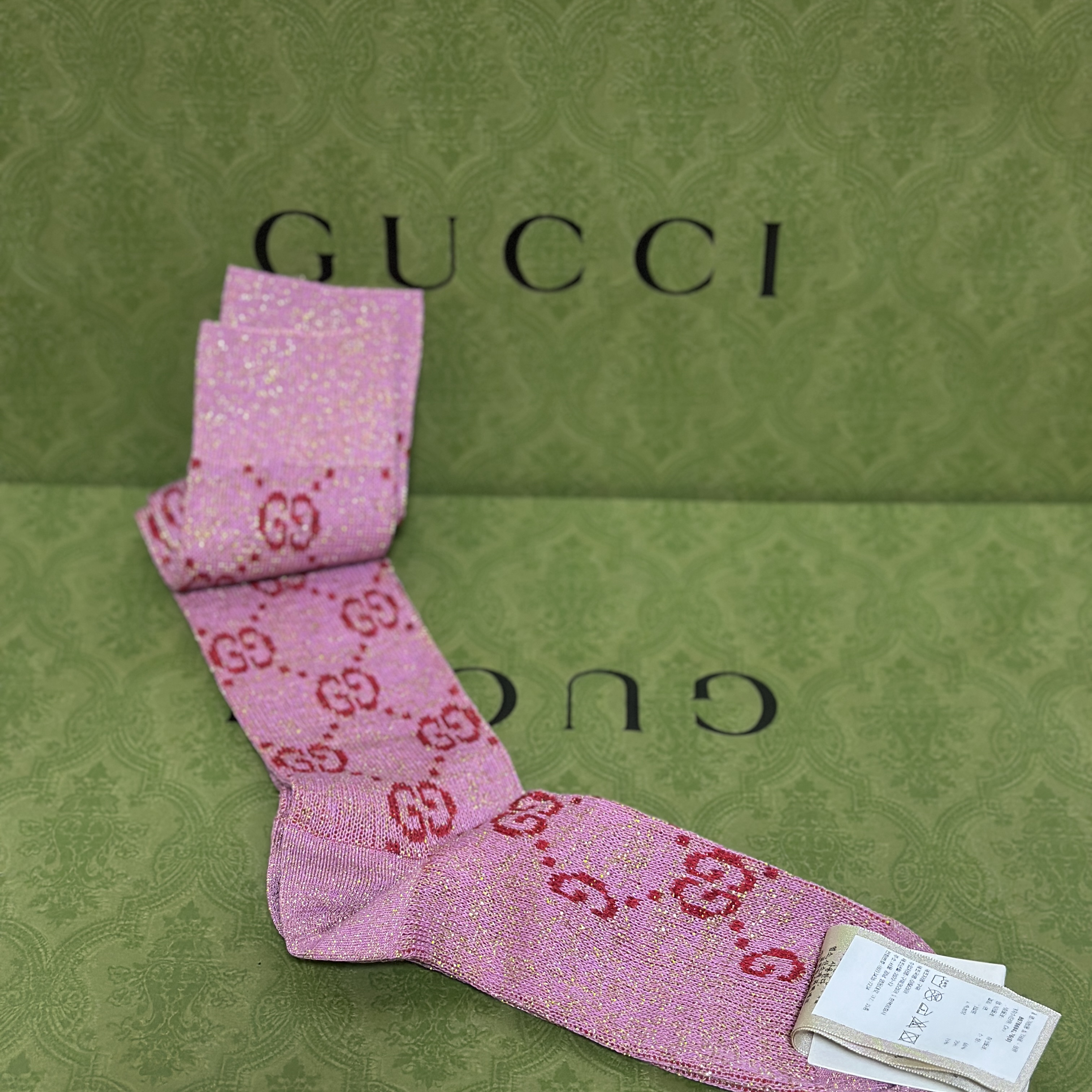 Gucci GG Lame Socks Pink 착용 스타일