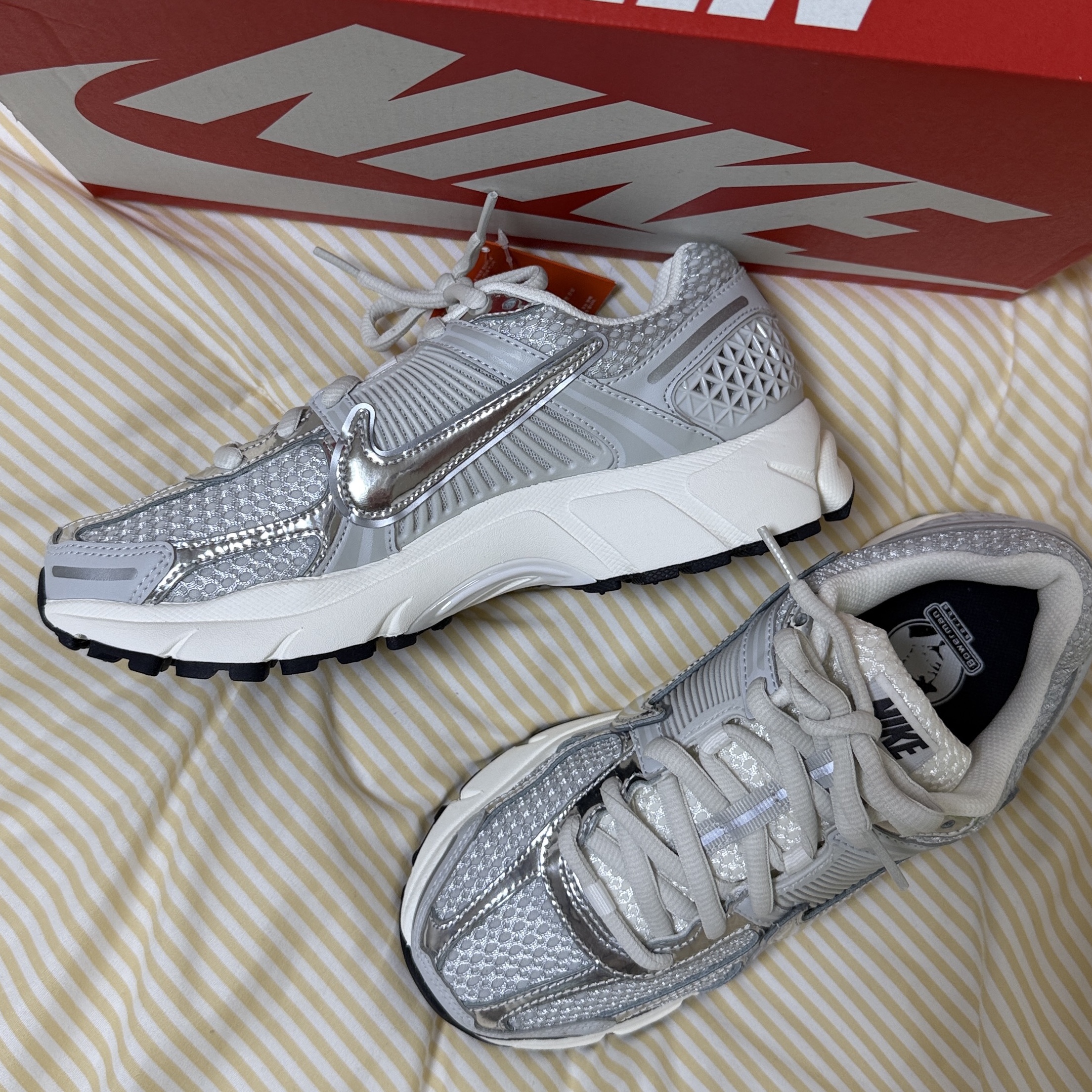(W) Nike Zoom Vomero 5 Photon Dust and Metallic Silver 착용 스타일