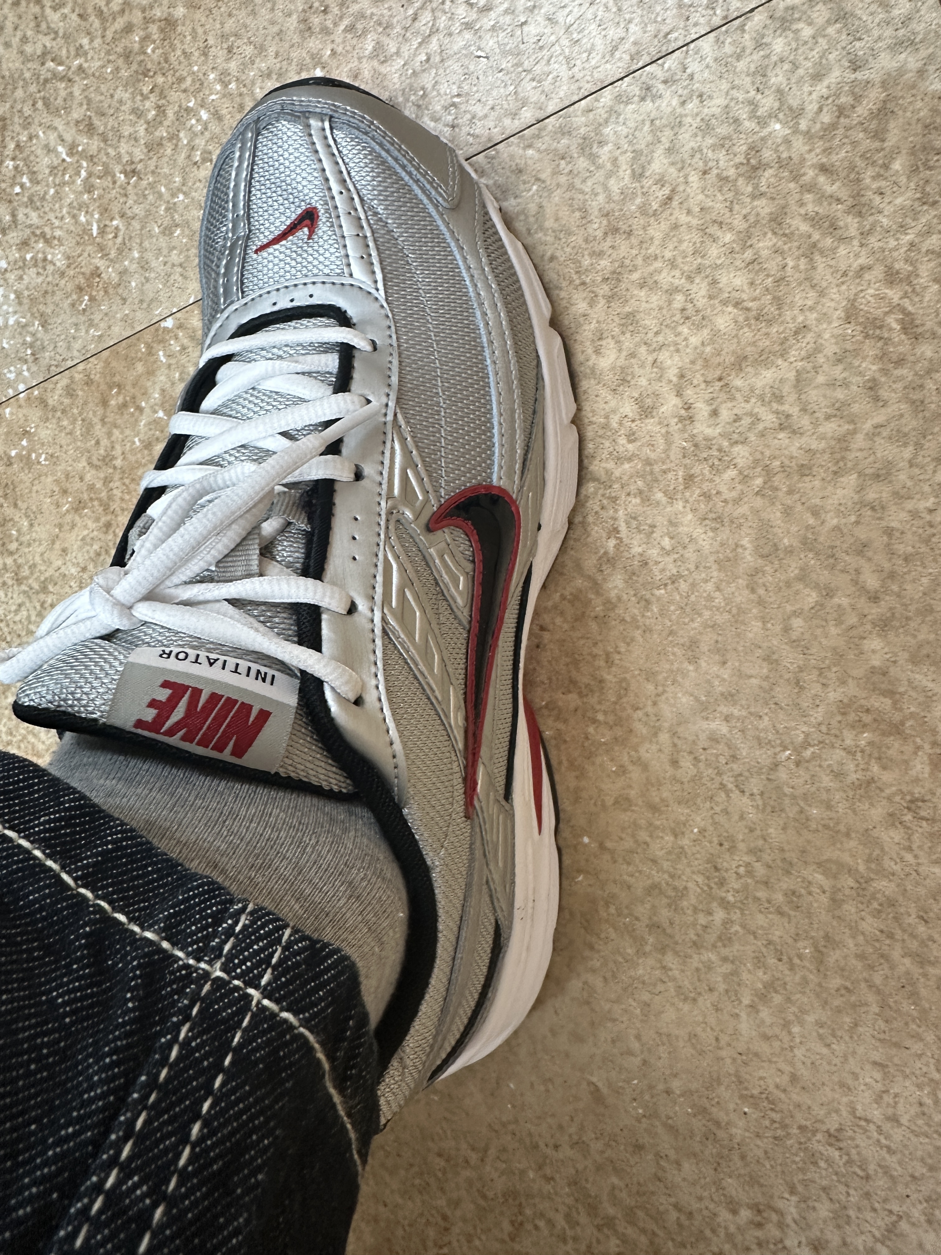 Nike Initiator Metallic Silver Black 착용 스타일 - 1