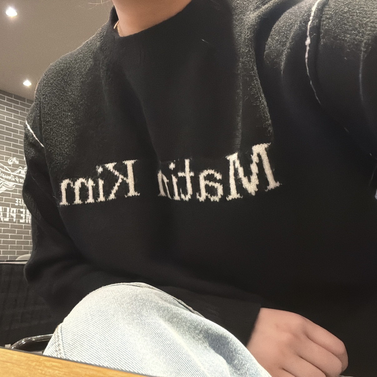 Matin Kim Color Line Point Logo Knit Pullover Black 착용 스타일 - 2