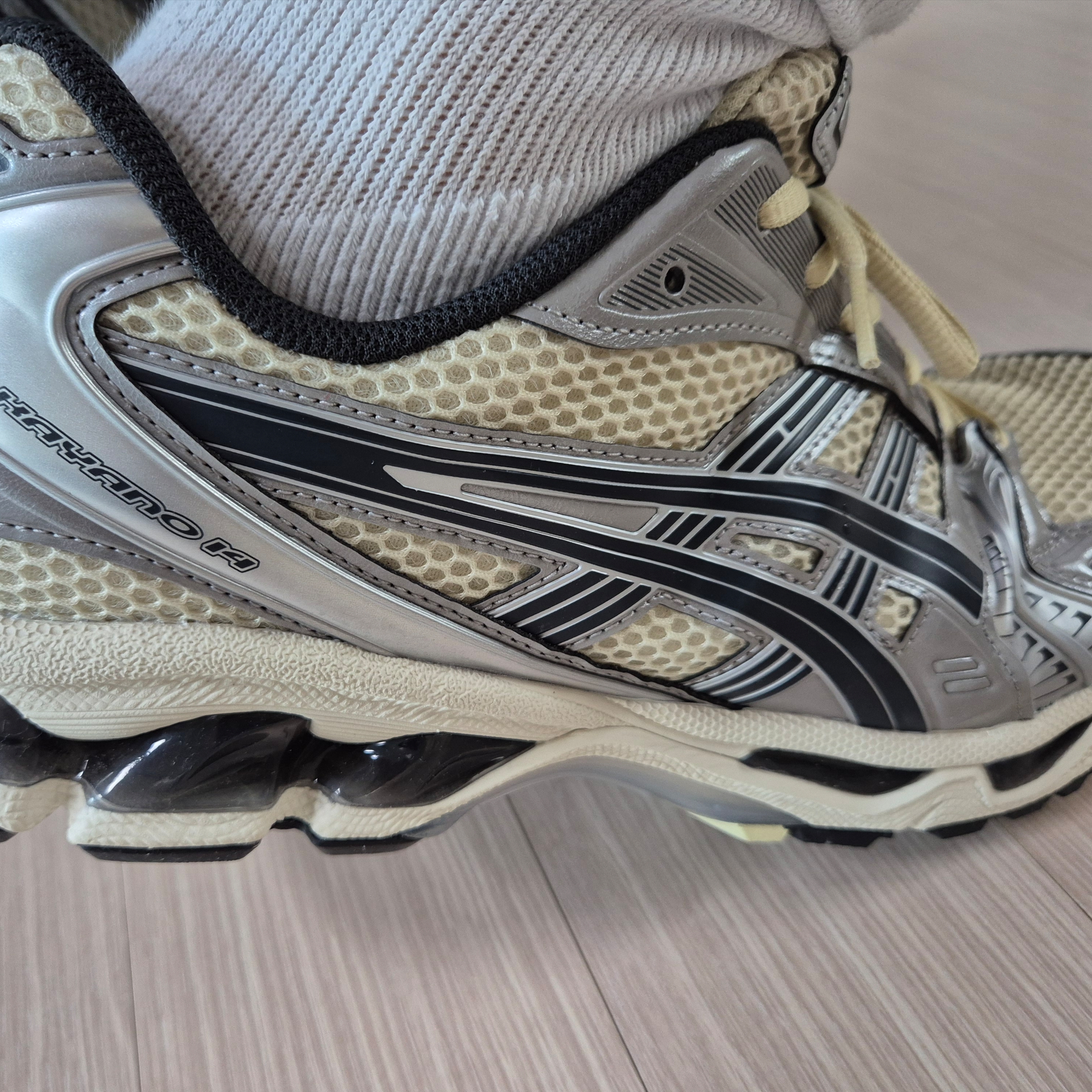 Asics Gel-Kayano 14 Oyster White Steeple Grey 착용 스타일 - 6