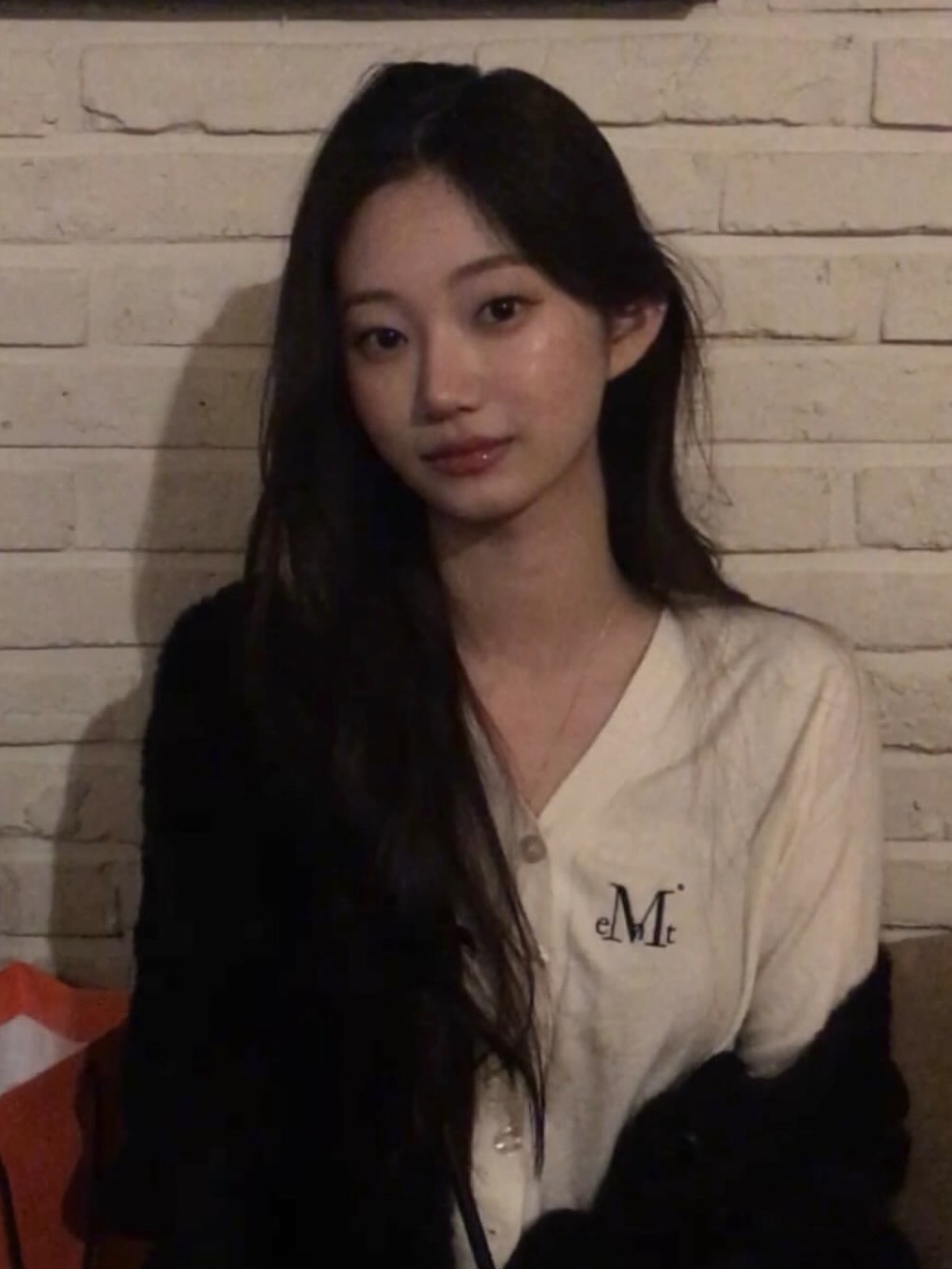 MUCENT Nia Soft V-neck Cardigan Cream Beige 착용 스타일