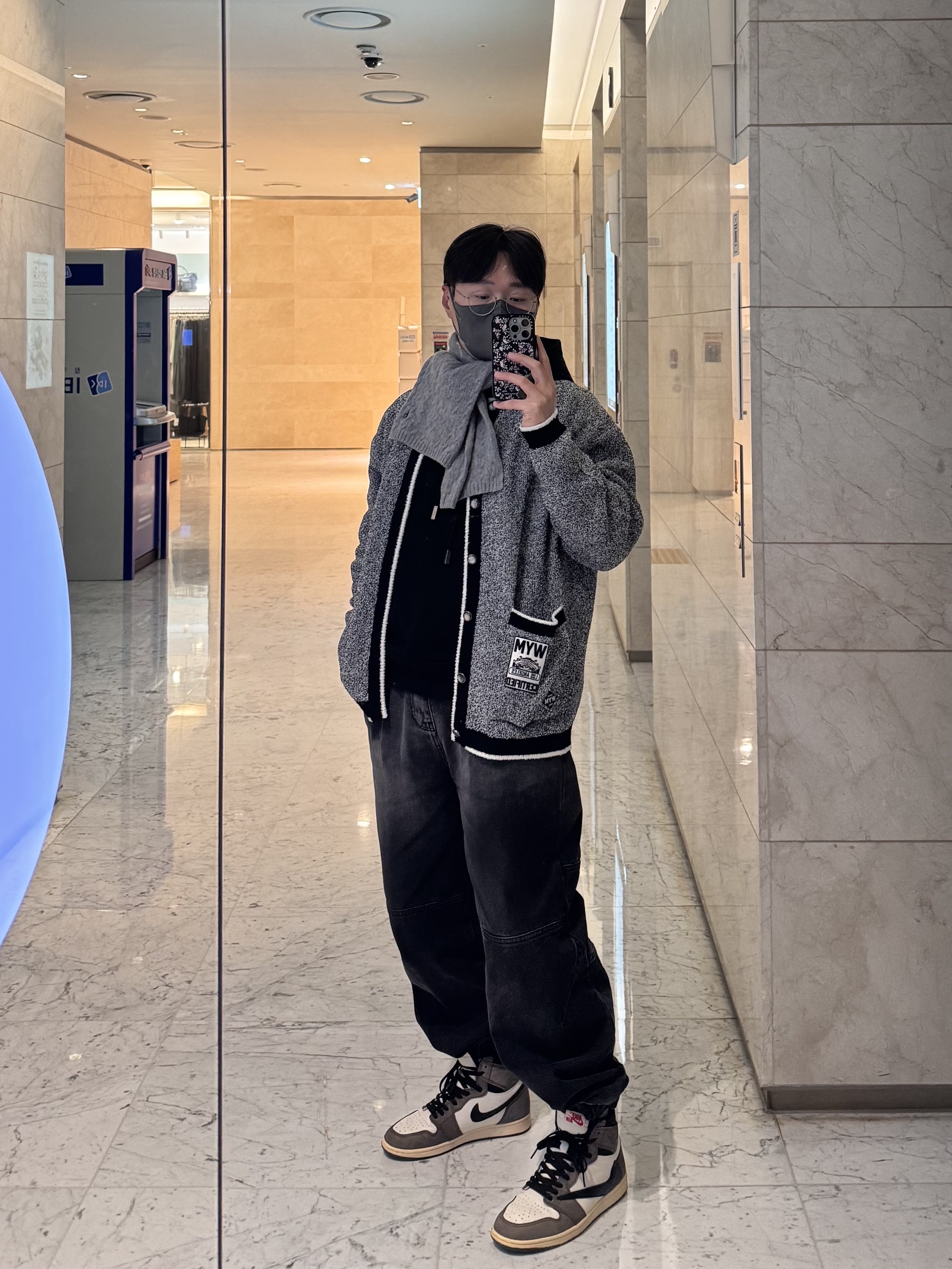 Jordan 1 x Travis Scott Retro High OG SP Mocha, Wooyoungmi Flower Back Logo Hooded T-Shirt Black - 24SS 착용 스타일 - 1