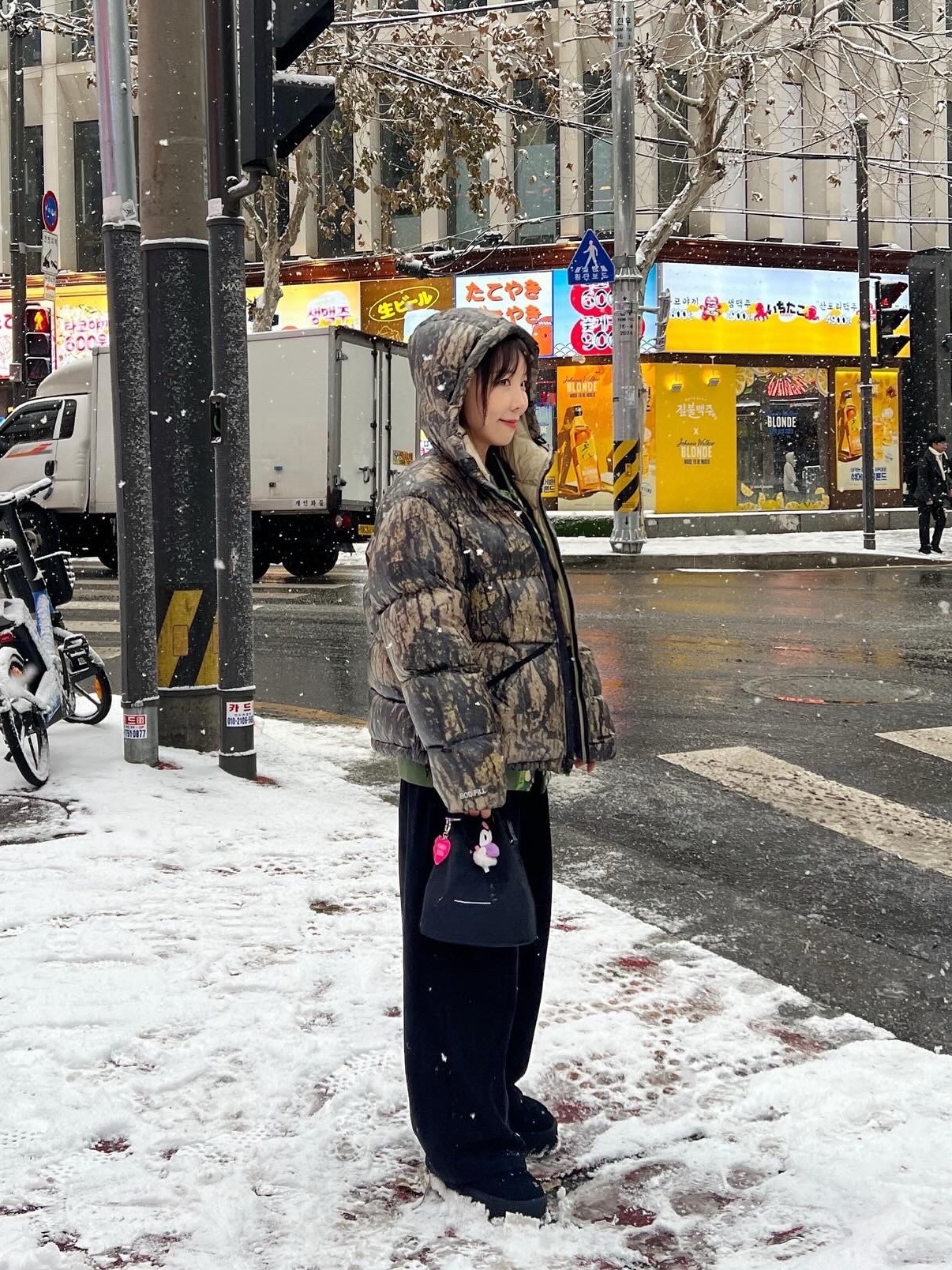 Stussy Down Parka Micro Ripstop Relic Camo, MM6 Maison Margiela Japanese Mesh Crossbody Bag Black 착용 스타일 - 2