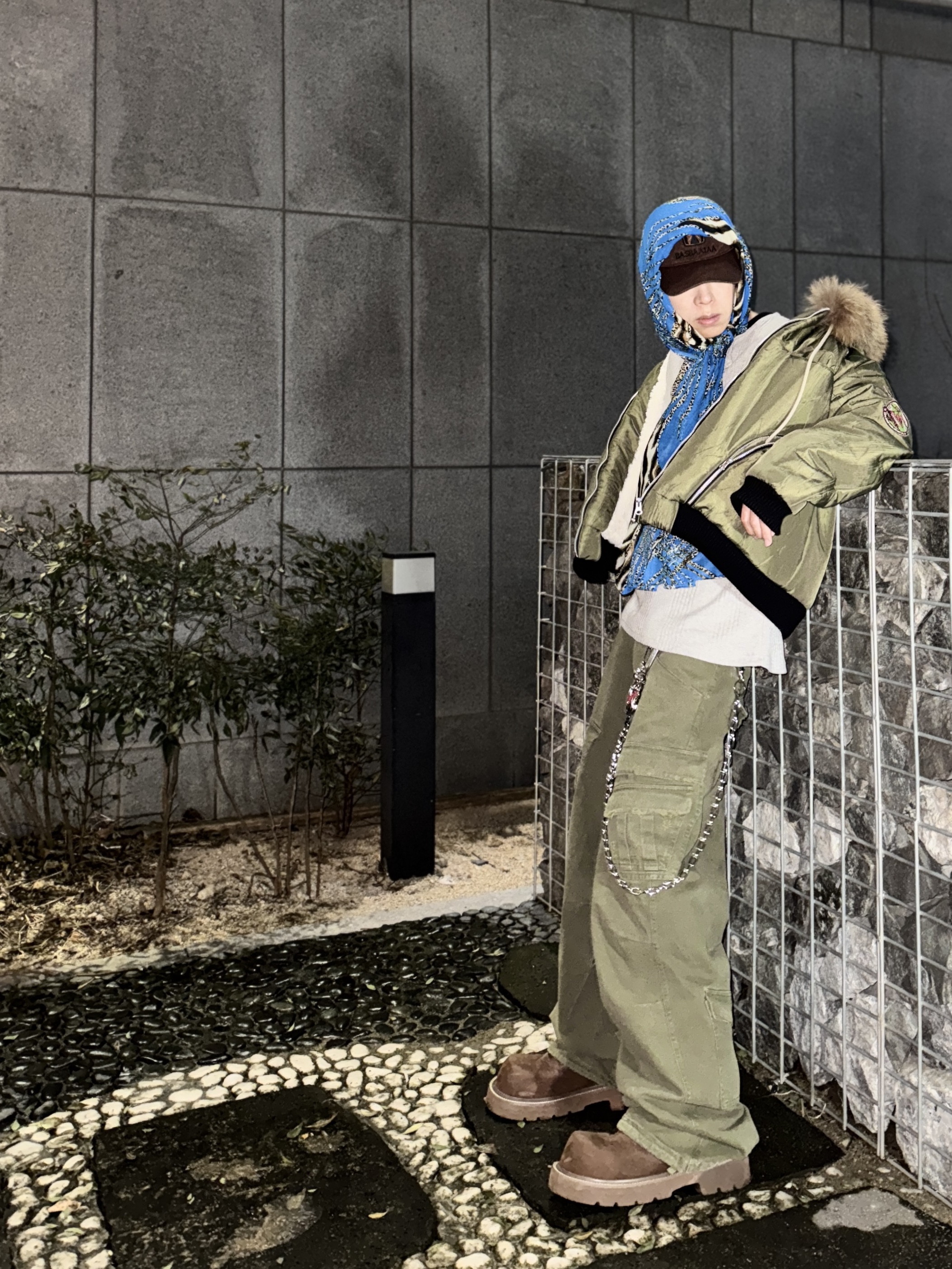 Nonnod Double Pocket Cargo Pants Vintage Khaki 착용 스타일 - 5