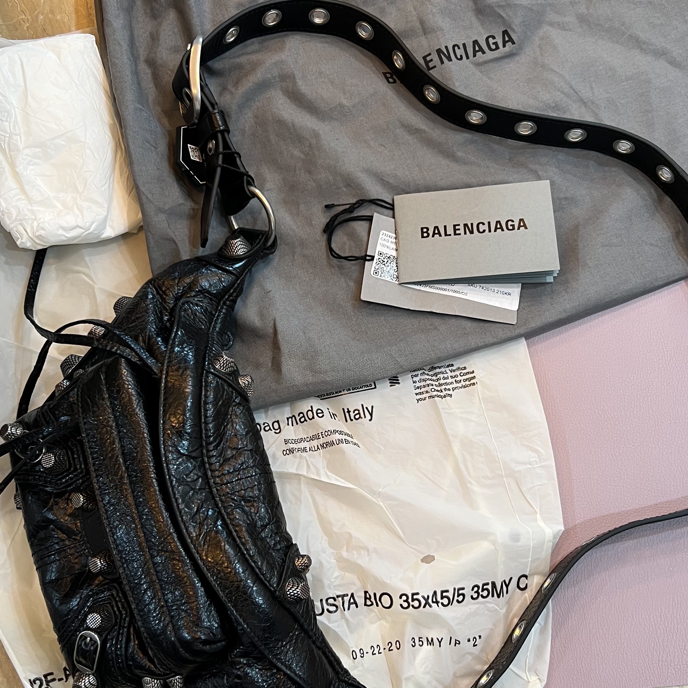 Balenciaga Arena Lambskin Aged Silver Hardware Le Cagole Beltbag Black 착용 스타일