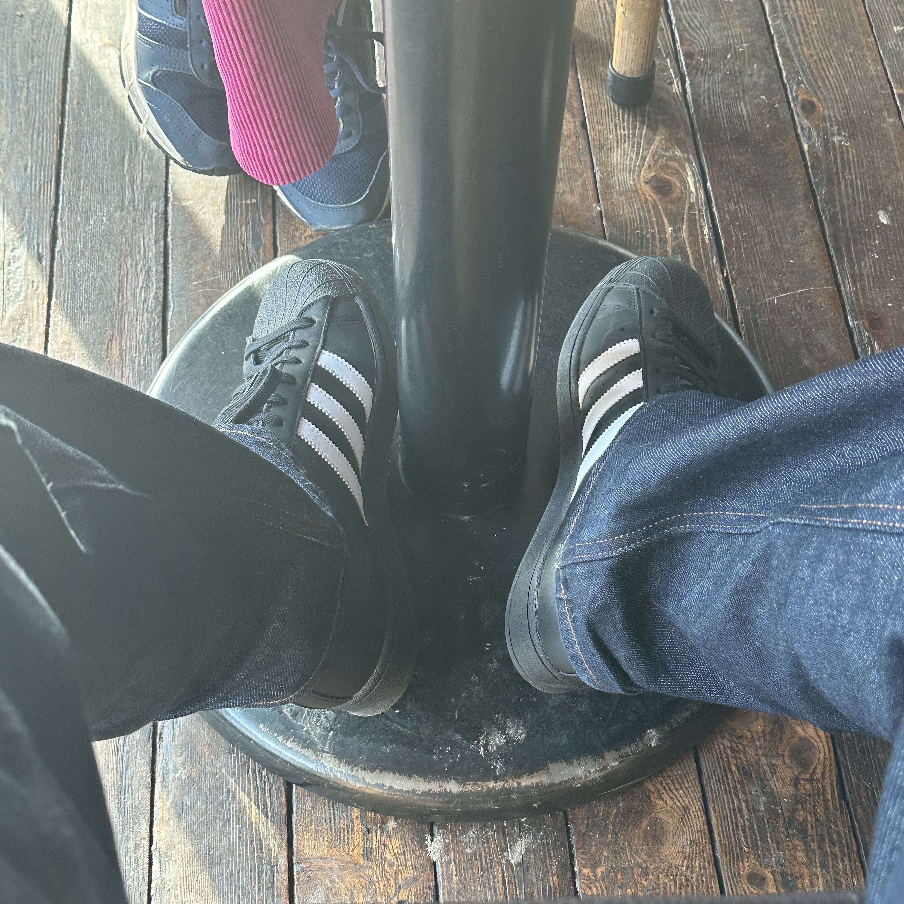 Adidas Superstar Core Black White 착용 스타일