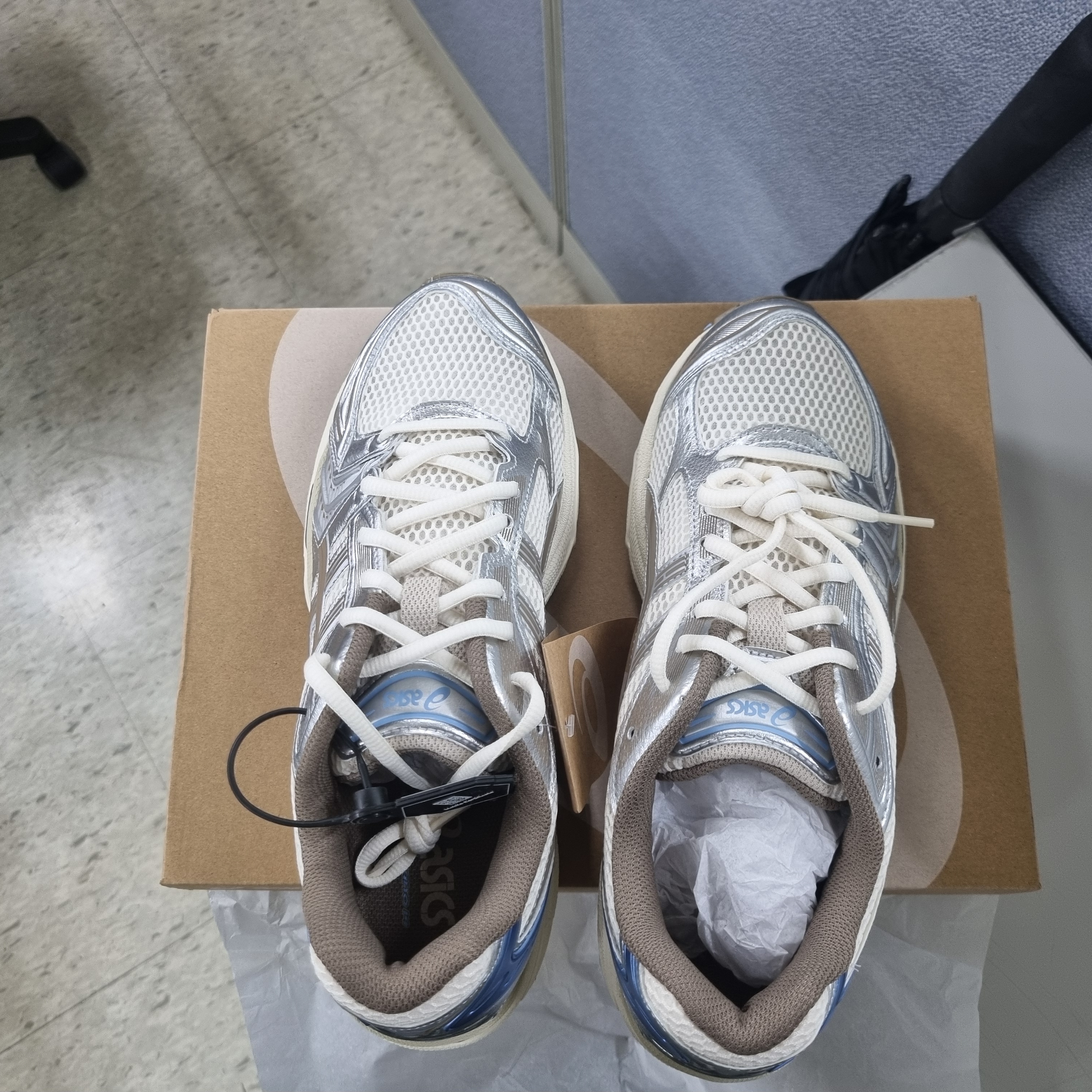 (W) Asics Gel-Kayano 14 Cream Pepper 착용 스타일 - 2