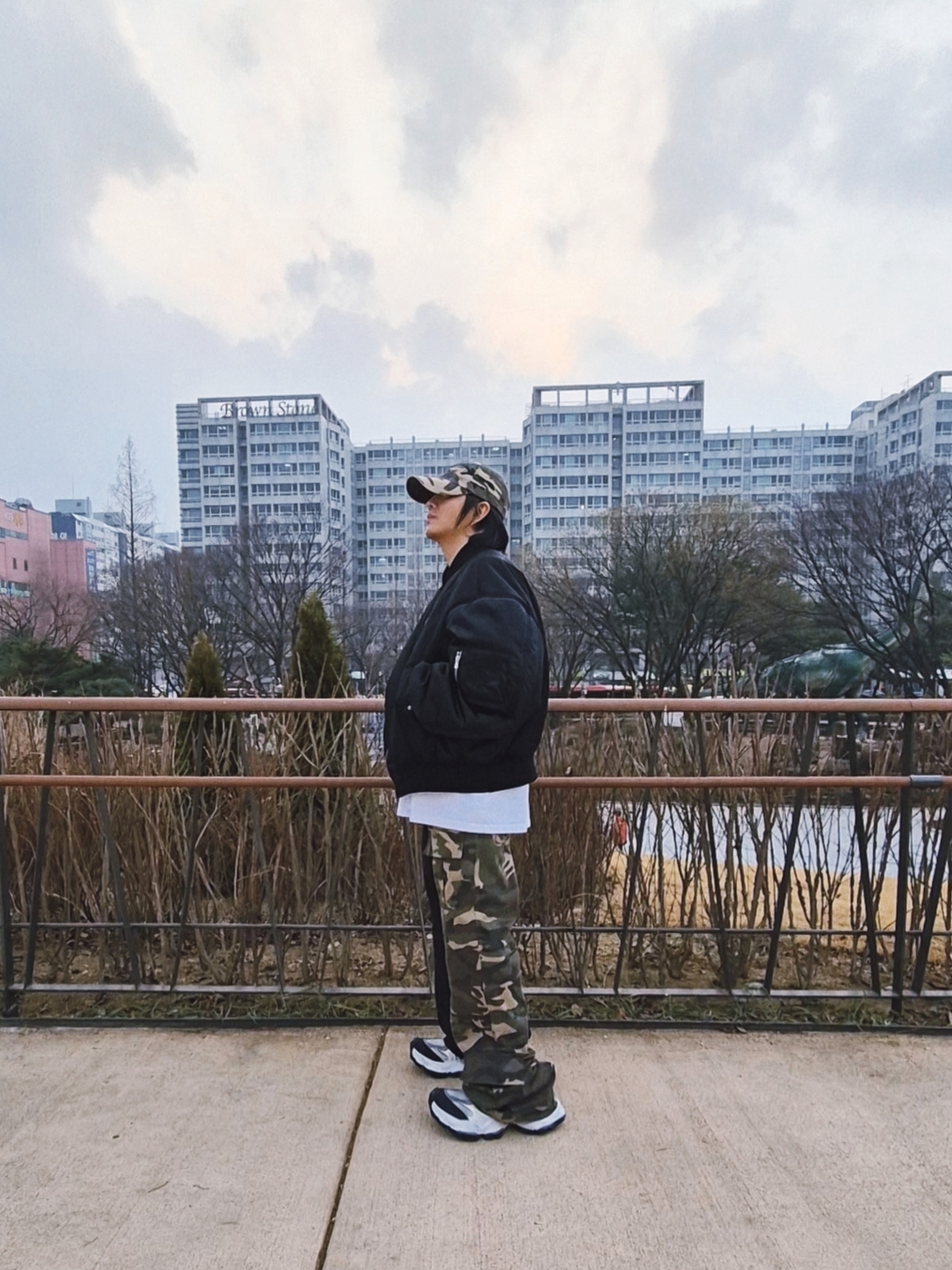 Balenciaga Cargo Sneakers White Grey 착용 스타일 - 3